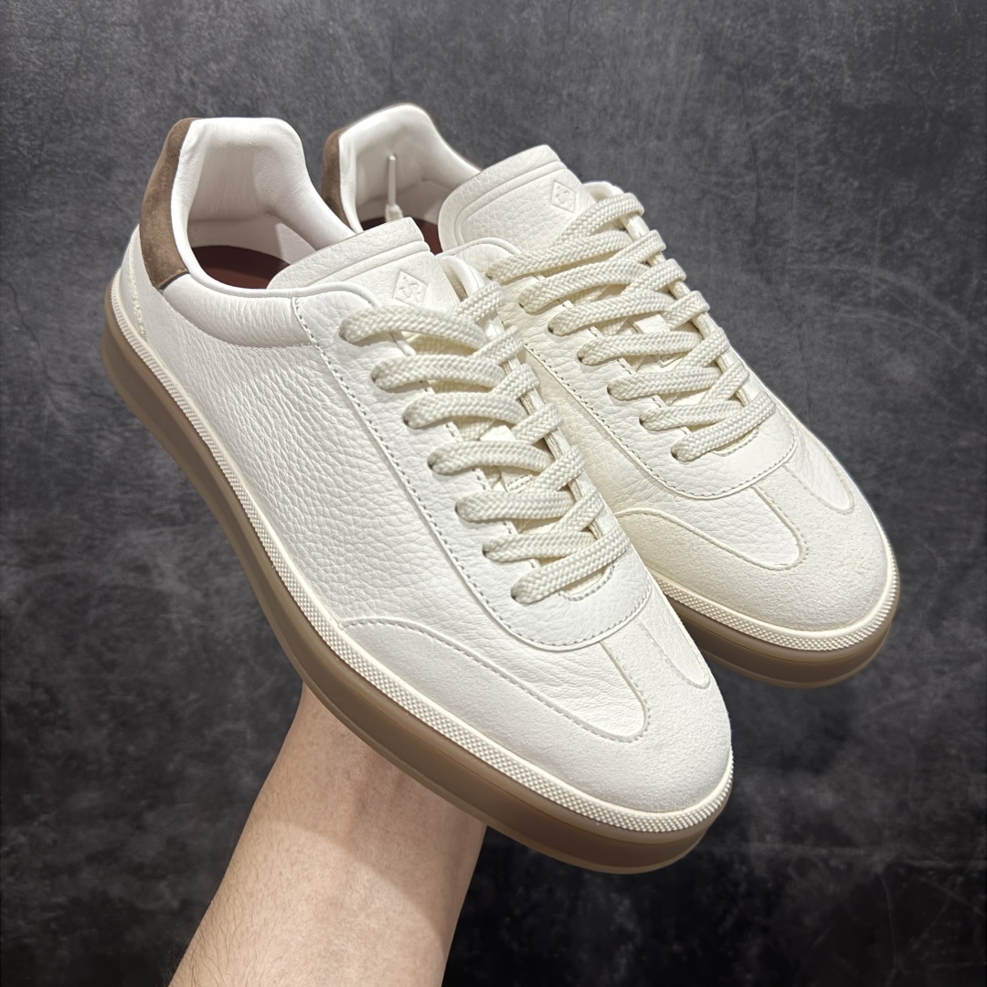 【佛山超A版】Loro Piana LP Tennis Walk Low 生活系列低帮复古百搭德训风休闲运动板鞋 意大利顶级奢侈品牌·诺悠翩雅 这款新款绒面革网球鞋采用超低帮设计 适合全年穿着 并具有防水性能 包边鞋底营造轻松迷人的色彩组合 将功能性与低调个性风格和谐融合 打造都市着装的理想鞋履选择 鞋跟处饰以Kummel色嵌片 柔软小牛皮鞋舌 压印LP徽标 棉质鞋带材质 鞋面:牛剖层绒面革 鞋底:橡胶 衬里:牛皮革 尺码:35 36 37 38 39 40 41 42 43 44 45-选品中心