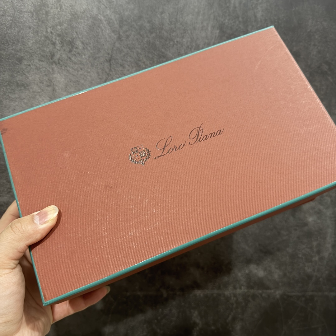 图片[12]-【佛山超A版】Loro Piana LP Tennis Walk Low 生活系列低帮复古百搭德训风休闲运动板鞋 意大利顶级奢侈品牌·诺悠翩雅 这款新款绒面革网球鞋采用超低帮设计 适合全年穿着 并具有防水性能 包边鞋底营造轻松迷人的色彩组合 将功能性与低调个性风格和谐融合 打造都市着装的理想鞋履选择 鞋跟处饰以Kummel色嵌片 柔软小牛皮鞋舌 压印LP徽标 棉质鞋带材质 鞋面：牛剖层绒面革 鞋底：橡胶 衬里：牛皮革 尺码：35 36 37 38 39 40 41 42 43 44 45-选品中心