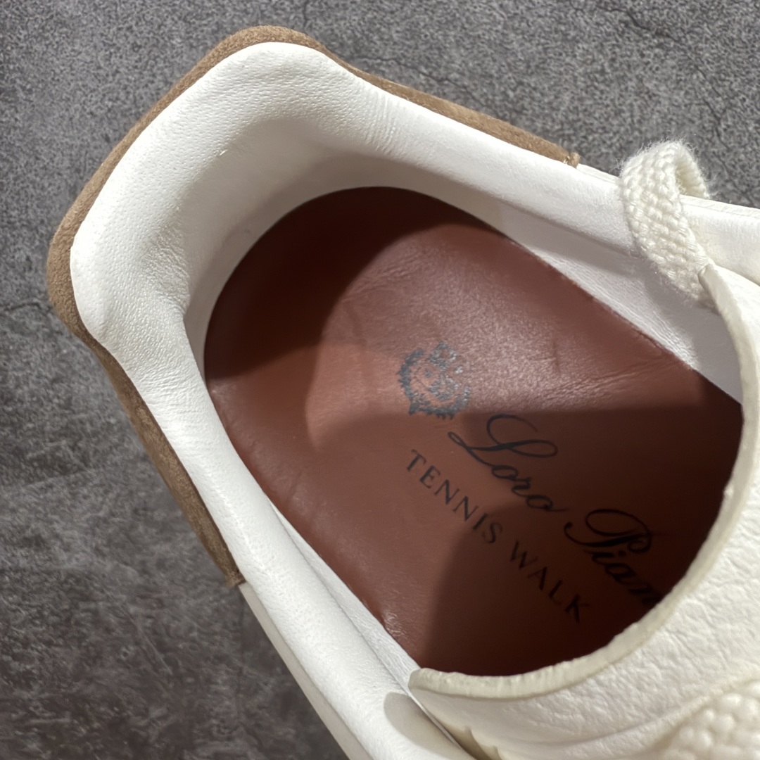 图片[9]-【佛山超A版】Loro Piana LP Tennis Walk Low 生活系列低帮复古百搭德训风休闲运动板鞋 意大利顶级奢侈品牌·诺悠翩雅 这款新款绒面革网球鞋采用超低帮设计 适合全年穿着 并具有防水性能 包边鞋底营造轻松迷人的色彩组合 将功能性与低调个性风格和谐融合 打造都市着装的理想鞋履选择 鞋跟处饰以Kummel色嵌片 柔软小牛皮鞋舌 压印LP徽标 棉质鞋带材质 鞋面：牛剖层绒面革 鞋底：橡胶 衬里：牛皮革 尺码：35 36 37 38 39 40 41 42 43 44 45-选品中心