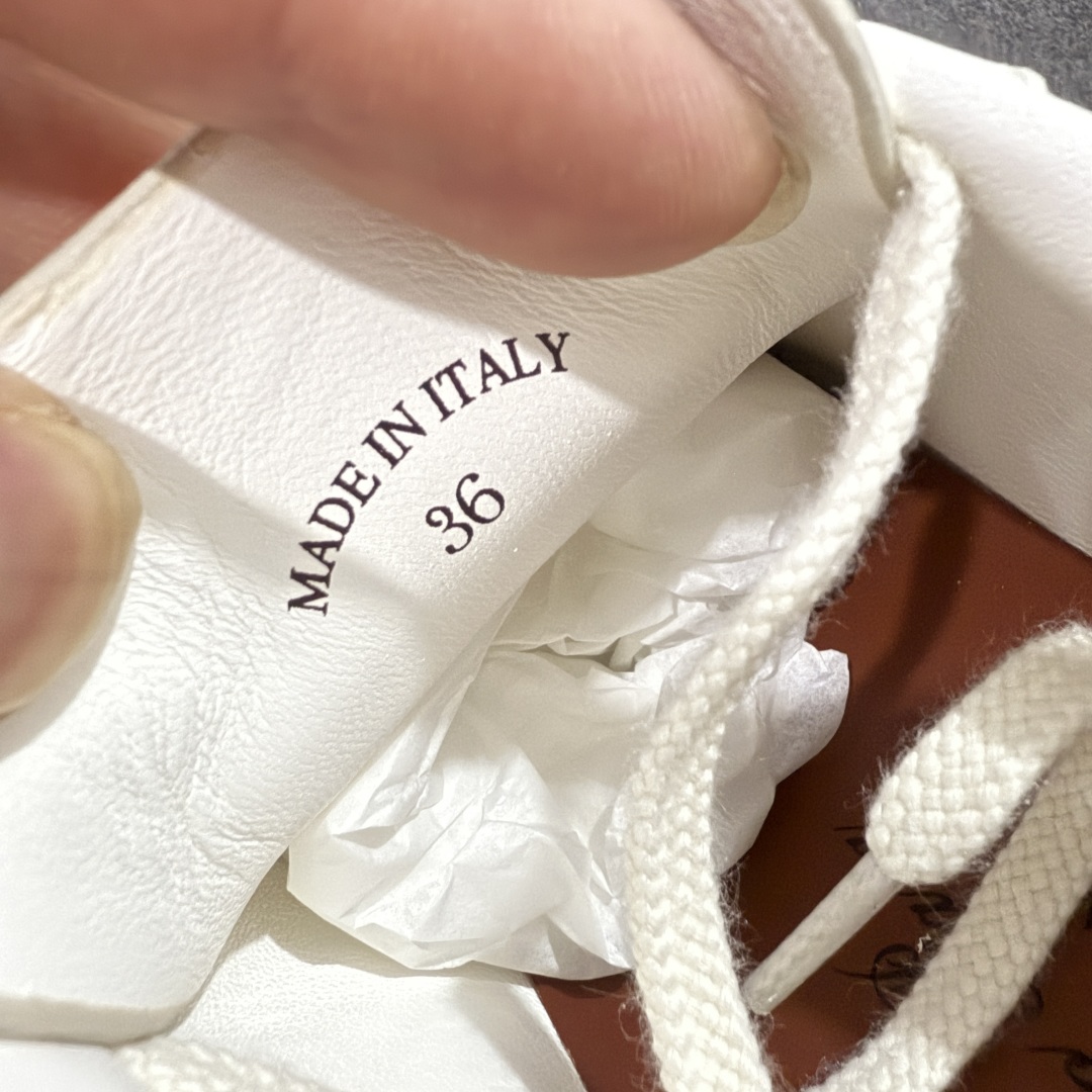 图片[7]-【佛山超A版】Loro Piana LP Tennis Walk Low 生活系列低帮复古百搭德训风休闲运动板鞋 意大利顶级奢侈品牌·诺悠翩雅 这款新款绒面革网球鞋采用超低帮设计 适合全年穿着 并具有防水性能 包边鞋底营造轻松迷人的色彩组合 将功能性与低调个性风格和谐融合 打造都市着装的理想鞋履选择 鞋跟处饰以Kummel色嵌片 柔软小牛皮鞋舌 压印LP徽标 棉质鞋带材质 鞋面：牛剖层绒面革 鞋底：橡胶 衬里：牛皮革 尺码：35 36 37 38 39 40 41 42 43 44 45-选品中心