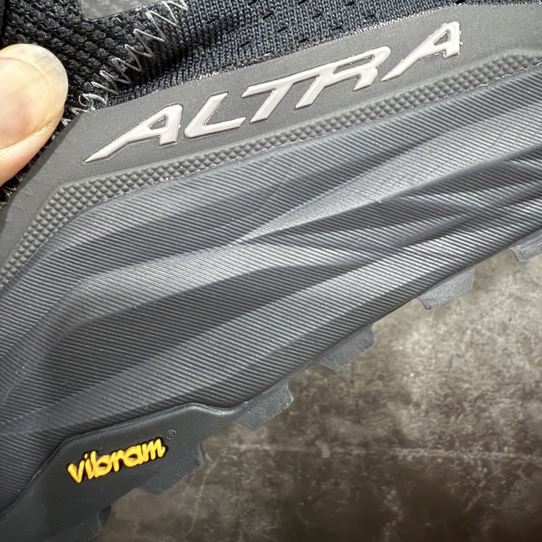 图片[2]-【纯原版】Altra OLYMPUS 6 奥创奥林匹斯六代舒适百搭防滑耐磨低帮户外跑步鞋 2009年，长跑精英运动员Golden Harper在美国犹他州创立了“Altra Footwear”，跑鞋特点是采用舒适的FootShape™M（很适鞋楦）设计和独特的BalancedCushioning™（平衡缓冲）技术，帮助遭受伤病困扰的跑者回归跑步，从而迅速积累起良好的口碑。2011年品牌迅速发展，屡获大奖。2015年开始不仅占据全美跑鞋前十，足迹更是遍布全球。2016年Altra正式进入中国市场，凭借独特的品牌风格以及出色的性能表现，三年来获得越来越多普通跑者的喜爱。销售业绩增长迅速，成为中国越野跑市场占有量前三的跑鞋品牌。 尺码：39 40 40.5 41 42 42.5 43 44 44.5 45-选品中心