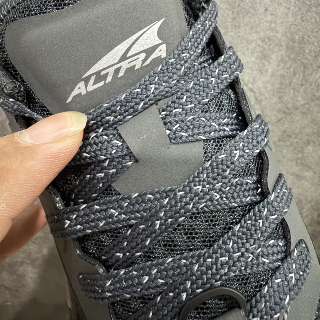 图片[5]-【纯原版】Altra OLYMPUS 6 奥创奥林匹斯六代舒适百搭防滑耐磨低帮户外跑步鞋 2009年，长跑精英运动员Golden Harper在美国犹他州创立了“Altra Footwear”，跑鞋特点是采用舒适的FootShape™M（很适鞋楦）设计和独特的BalancedCushioning™（平衡缓冲）技术，帮助遭受伤病困扰的跑者回归跑步，从而迅速积累起良好的口碑。2011年品牌迅速发展，屡获大奖。2015年开始不仅占据全美跑鞋前十，足迹更是遍布全球。2016年Altra正式进入中国市场，凭借独特的品牌风格以及出色的性能表现，三年来获得越来越多普通跑者的喜爱。销售业绩增长迅速，成为中国越野跑市场占有量前三的跑鞋品牌。 尺码：39 40 40.5 41 42 42.5 43 44 44.5 45-选品中心