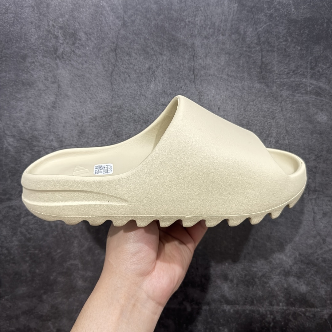  
【X版纯原】YEEZY SLIDE 磨砂骨白 FZ5897
椰子拖鞋 同源公司EVA粒子环保塑料 
