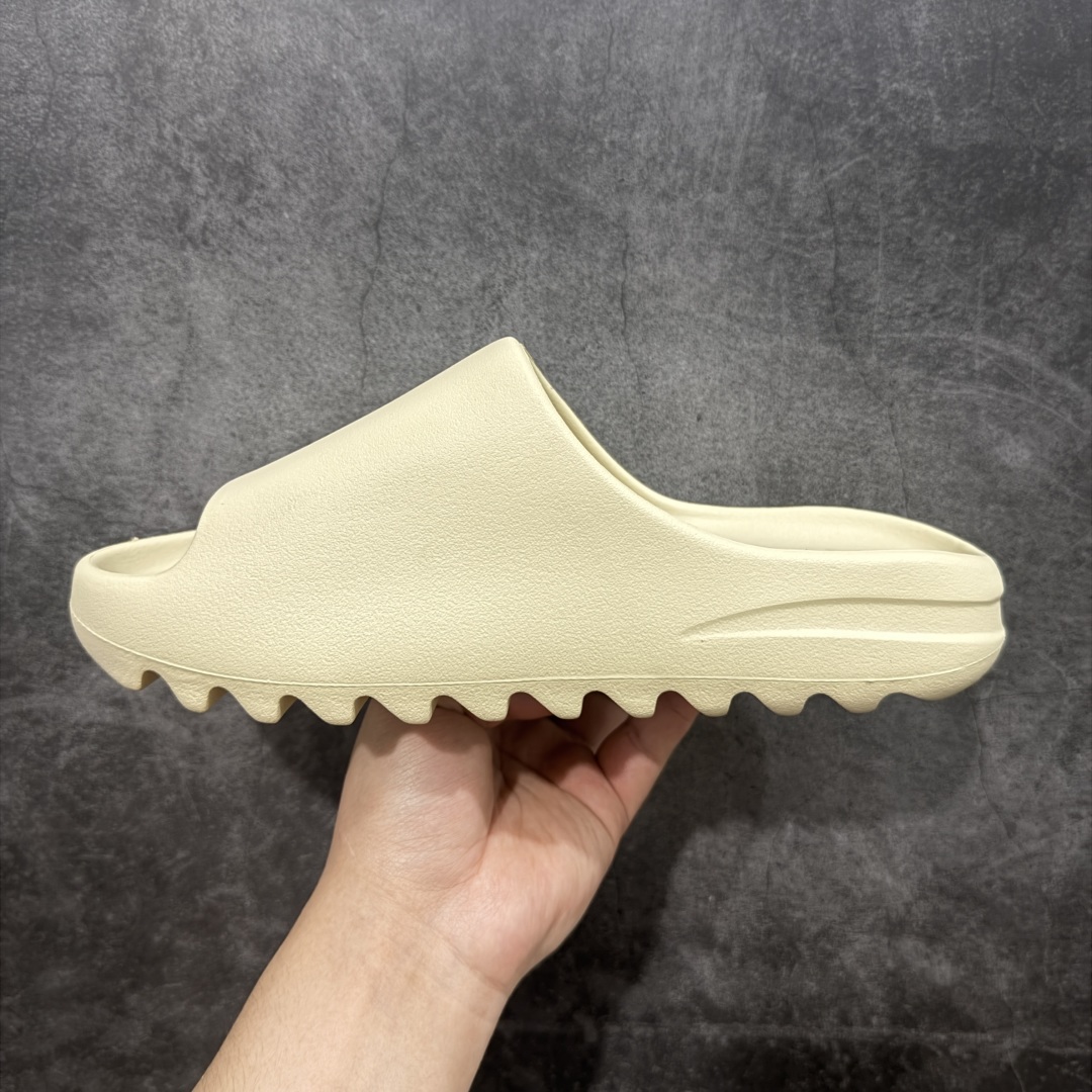  
【X版纯原】YEEZY SLIDE 磨砂骨白 FZ5897
椰子拖鞋 同源公司EVA粒子环保塑料 

