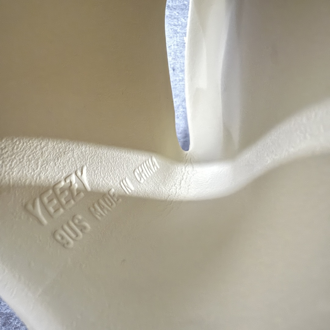  
【X版纯原】YEEZY SLIDE 磨砂骨白 FZ5897
椰子拖鞋 同源公司EVA粒子环保塑料 
