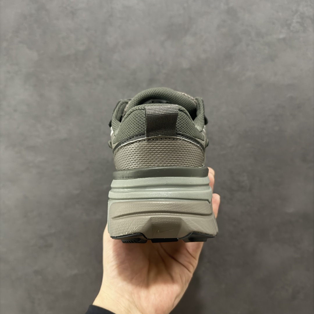 图片[4]-【公司级】NK V2k Runtekk 复古老爹鞋跑步鞋 HQ1678-200 材质上使用大面积网眼 皮革 TPU 组成 支撑和透气性肯定不错 中底处由 Cushlon 泡绵打造 保证在压马路时可以提供优秀脚感 并通过一手做旧氧化效果突出复古感 中底造型很容易让大家联想到巴黎世家3XL 增高效果同样不能忽视 尺码：36 36.5 37.5 38 38.5 39 40-选品中心