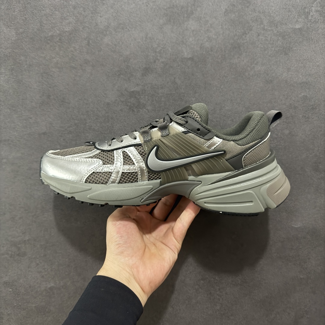 图片[2]-【公司级】NK V2k Runtekk 复古老爹鞋跑步鞋 HQ1678-200 材质上使用大面积网眼 皮革 TPU 组成 支撑和透气性肯定不错 中底处由 Cushlon 泡绵打造 保证在压马路时可以提供优秀脚感 并通过一手做旧氧化效果突出复古感 中底造型很容易让大家联想到巴黎世家3XL 增高效果同样不能忽视 尺码：36 36.5 37.5 38 38.5 39 40-选品中心