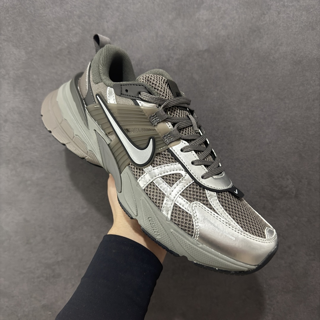 图片[3]-【公司级】NK V2k Runtekk 复古老爹鞋跑步鞋 HQ1678-200 材质上使用大面积网眼 皮革 TPU 组成 支撑和透气性肯定不错 中底处由 Cushlon 泡绵打造 保证在压马路时可以提供优秀脚感 并通过一手做旧氧化效果突出复古感 中底造型很容易让大家联想到巴黎世家3XL 增高效果同样不能忽视 尺码：36 36.5 37.5 38 38.5 39 40-选品中心