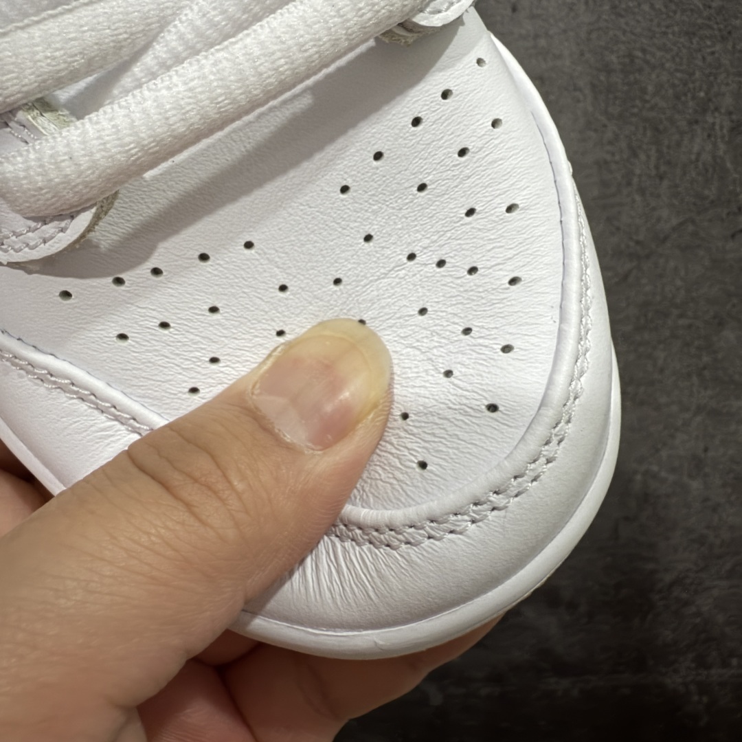  
【纯原】Dunk SB Low White Gum白色黑勾生胶底 CD2563-101

原厂原档案