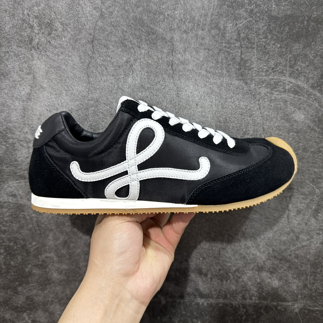 【M纯原】LOEWE 2025 | Ballet Runner 2.0 罗意威新款芭蕾舞鞋拼色德训鞋阿甘鞋 全套原纸板楦头开发 后跟3D注塑橡胶LOEWE徽标 原厂数据大底磨具 进口羊皮内里加鞋垫 磁吸翻盖盒 内配帆布防尘袋 配件齐全 官方一致 原装纸板中底 带采用反绒牛皮革拼接头层皮饰片鞋面材质 鞋身原装高密度防刮防水尼龙面料 不对称鞋头造型 作为LOEWE的标志性设计 超柔软轻便且灵活的鞋底 新的波浪纹理橡胶外底 延伸至鞋头 升级的柔软皮革内衬和鞋床 提供最大舒适感 后跟有3D注塑橡胶徽标 真皮和皮料混搭彰显复古风格 拼色拼接鞋面 非常高级隐藏式小内增高 脚后跟设计新颖 柔软舒适 会被评为年度最舒适的暴走鞋 如履平地 内娱明星杨幂等众多同款上脚 小红书 一系列素材图 极具爆款 尺码:35 36 37 38 39 40 41 42 43 44 45-选品中心