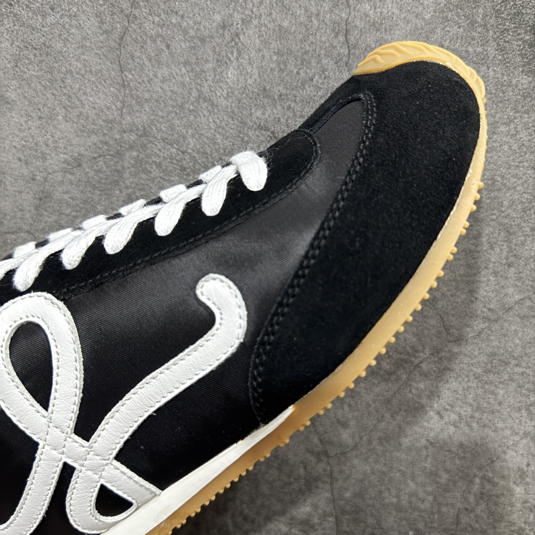 图片[6]-【M纯原】LOEWE 2025 | Ballet Runner 2.0 罗意威新款芭蕾舞鞋拼色德训鞋阿甘鞋 全套原纸板楦头开发 后跟3D注塑橡胶LOEWE徽标 原厂数据大底磨具 进口羊皮内里加鞋垫 磁吸翻盖盒 内配帆布防尘袋 配件齐全 官方一致 原装纸板中底 带采用反绒牛皮革拼接头层皮饰片鞋面材质 鞋身原装高密度防刮防水尼龙面料 不对称鞋头造型 作为LOEWE的标志性设计 超柔软轻便且灵活的鞋底 新的波浪纹理橡胶外底 延伸至鞋头 升级的柔软皮革内衬和鞋床 提供最大舒适感 后跟有3D注塑橡胶徽标 真皮和皮料混搭彰显复古风格 拼色拼接鞋面 非常高级隐藏式小内增高 脚后跟设计新颖 柔软舒适 会被评为年度最舒适的暴走鞋 如履平地 内娱明星杨幂等众多同款上脚 小红书 一系列素材图 极具爆款 尺码：35 36 37 38 39 40 41 42 43 44 45-选品中心