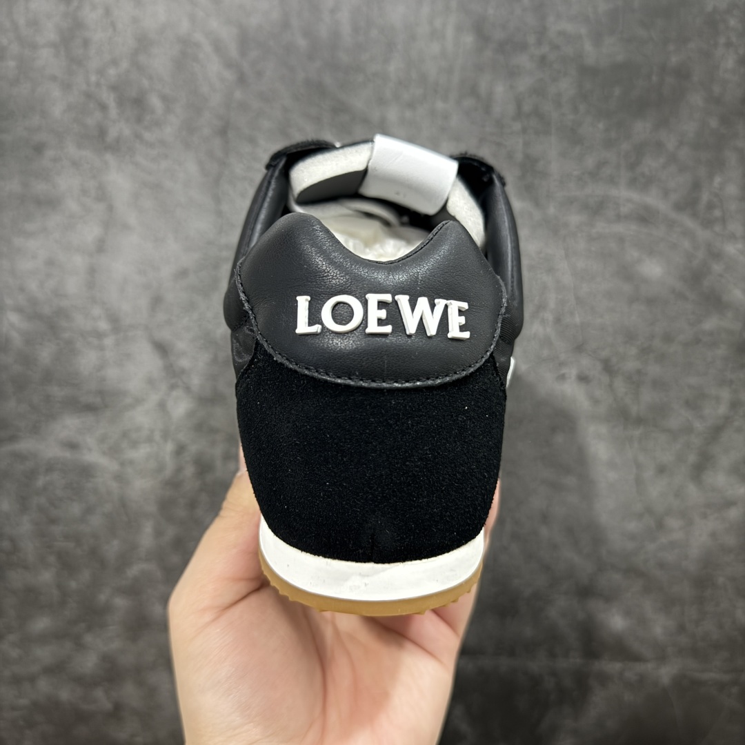 图片[4]-【M纯原】LOEWE 2025 | Ballet Runner 2.0 罗意威新款芭蕾舞鞋拼色德训鞋阿甘鞋 全套原纸板楦头开发 后跟3D注塑橡胶LOEWE徽标 原厂数据大底磨具 进口羊皮内里加鞋垫 磁吸翻盖盒 内配帆布防尘袋 配件齐全 官方一致 原装纸板中底 带采用反绒牛皮革拼接头层皮饰片鞋面材质 鞋身原装高密度防刮防水尼龙面料 不对称鞋头造型 作为LOEWE的标志性设计 超柔软轻便且灵活的鞋底 新的波浪纹理橡胶外底 延伸至鞋头 升级的柔软皮革内衬和鞋床 提供最大舒适感 后跟有3D注塑橡胶徽标 真皮和皮料混搭彰显复古风格 拼色拼接鞋面 非常高级隐藏式小内增高 脚后跟设计新颖 柔软舒适 会被评为年度最舒适的暴走鞋 如履平地 内娱明星杨幂等众多同款上脚 小红书 一系列素材图 极具爆款 尺码：35 36 37 38 39 40 41 42 43 44 45-选品中心