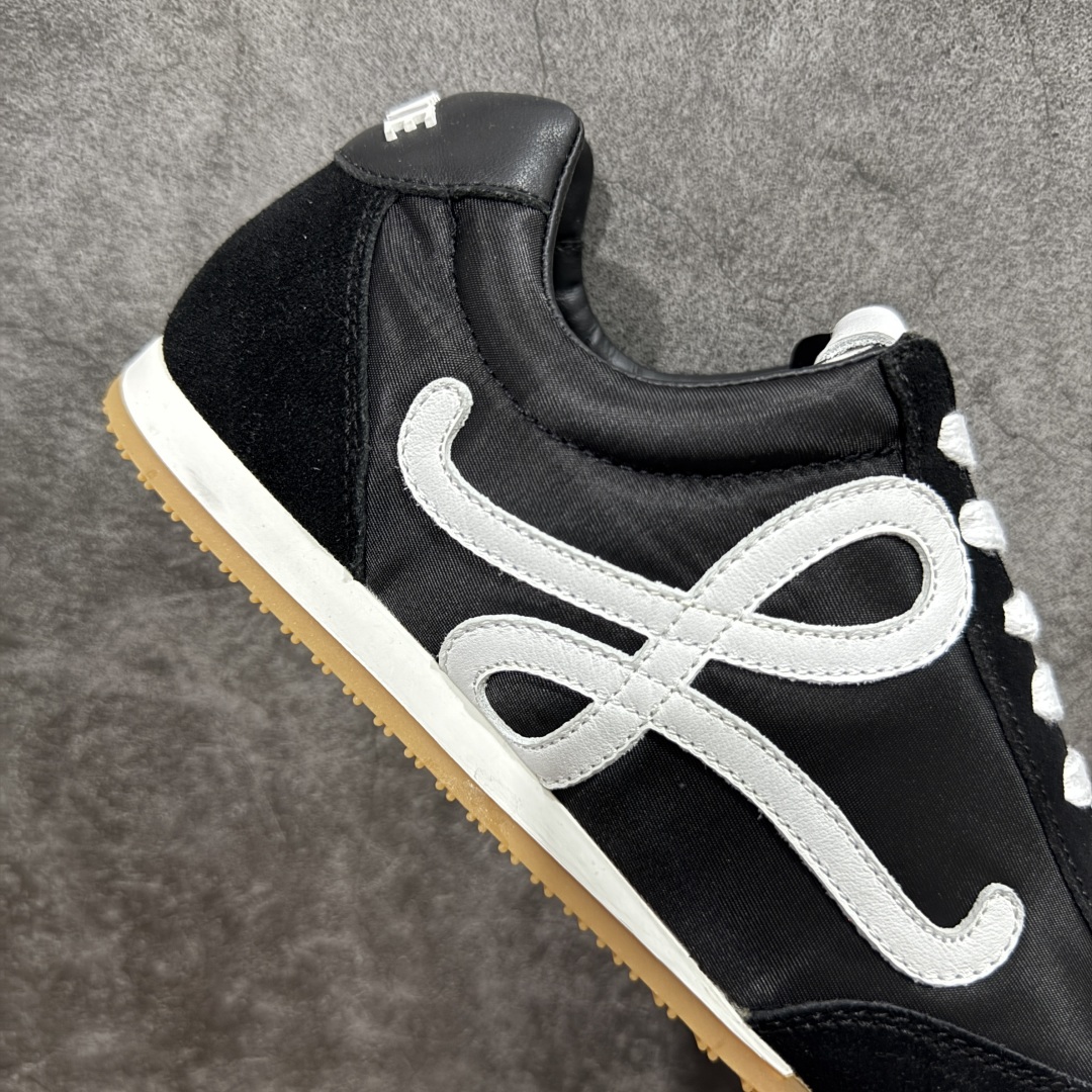 图片[7]-【M纯原】LOEWE 2025 | Ballet Runner 2.0 罗意威新款芭蕾舞鞋拼色德训鞋阿甘鞋 全套原纸板楦头开发 后跟3D注塑橡胶LOEWE徽标 原厂数据大底磨具 进口羊皮内里加鞋垫 磁吸翻盖盒 内配帆布防尘袋 配件齐全 官方一致 原装纸板中底 带采用反绒牛皮革拼接头层皮饰片鞋面材质 鞋身原装高密度防刮防水尼龙面料 不对称鞋头造型 作为LOEWE的标志性设计 超柔软轻便且灵活的鞋底 新的波浪纹理橡胶外底 延伸至鞋头 升级的柔软皮革内衬和鞋床 提供最大舒适感 后跟有3D注塑橡胶徽标 真皮和皮料混搭彰显复古风格 拼色拼接鞋面 非常高级隐藏式小内增高 脚后跟设计新颖 柔软舒适 会被评为年度最舒适的暴走鞋 如履平地 内娱明星杨幂等众多同款上脚 小红书 一系列素材图 极具爆款 尺码：35 36 37 38 39 40 41 42 43 44 45-选品中心