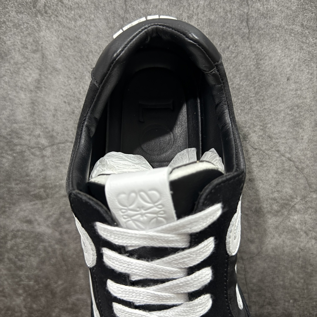 图片[8]-【M纯原】LOEWE 2025 | Ballet Runner 2.0 罗意威新款芭蕾舞鞋拼色德训鞋阿甘鞋 全套原纸板楦头开发 后跟3D注塑橡胶LOEWE徽标 原厂数据大底磨具 进口羊皮内里加鞋垫 磁吸翻盖盒 内配帆布防尘袋 配件齐全 官方一致 原装纸板中底 带采用反绒牛皮革拼接头层皮饰片鞋面材质 鞋身原装高密度防刮防水尼龙面料 不对称鞋头造型 作为LOEWE的标志性设计 超柔软轻便且灵活的鞋底 新的波浪纹理橡胶外底 延伸至鞋头 升级的柔软皮革内衬和鞋床 提供最大舒适感 后跟有3D注塑橡胶徽标 真皮和皮料混搭彰显复古风格 拼色拼接鞋面 非常高级隐藏式小内增高 脚后跟设计新颖 柔软舒适 会被评为年度最舒适的暴走鞋 如履平地 内娱明星杨幂等众多同款上脚 小红书 一系列素材图 极具爆款 尺码：35 36 37 38 39 40 41 42 43 44 45-选品中心