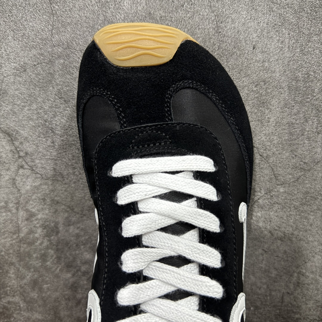 图片[5]-【M纯原】LOEWE 2025 | Ballet Runner 2.0 罗意威新款芭蕾舞鞋拼色德训鞋阿甘鞋 全套原纸板楦头开发 后跟3D注塑橡胶LOEWE徽标 原厂数据大底磨具 进口羊皮内里加鞋垫 磁吸翻盖盒 内配帆布防尘袋 配件齐全 官方一致 原装纸板中底 带采用反绒牛皮革拼接头层皮饰片鞋面材质 鞋身原装高密度防刮防水尼龙面料 不对称鞋头造型 作为LOEWE的标志性设计 超柔软轻便且灵活的鞋底 新的波浪纹理橡胶外底 延伸至鞋头 升级的柔软皮革内衬和鞋床 提供最大舒适感 后跟有3D注塑橡胶徽标 真皮和皮料混搭彰显复古风格 拼色拼接鞋面 非常高级隐藏式小内增高 脚后跟设计新颖 柔软舒适 会被评为年度最舒适的暴走鞋 如履平地 内娱明星杨幂等众多同款上脚 小红书 一系列素材图 极具爆款 尺码：35 36 37 38 39 40 41 42 43 44 45-选品中心