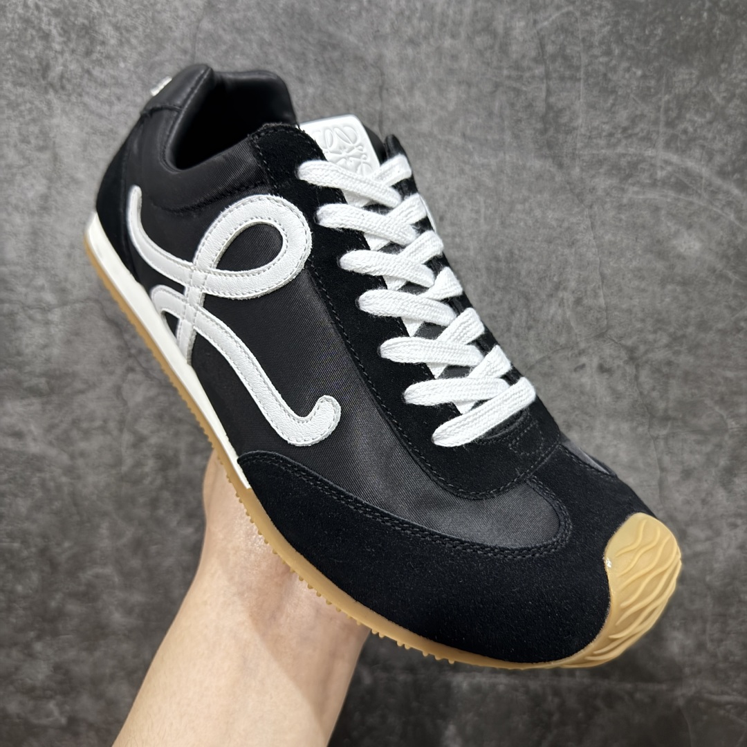 图片[3]-【M纯原】LOEWE 2025 | Ballet Runner 2.0 罗意威新款芭蕾舞鞋拼色德训鞋阿甘鞋 全套原纸板楦头开发 后跟3D注塑橡胶LOEWE徽标 原厂数据大底磨具 进口羊皮内里加鞋垫 磁吸翻盖盒 内配帆布防尘袋 配件齐全 官方一致 原装纸板中底 带采用反绒牛皮革拼接头层皮饰片鞋面材质 鞋身原装高密度防刮防水尼龙面料 不对称鞋头造型 作为LOEWE的标志性设计 超柔软轻便且灵活的鞋底 新的波浪纹理橡胶外底 延伸至鞋头 升级的柔软皮革内衬和鞋床 提供最大舒适感 后跟有3D注塑橡胶徽标 真皮和皮料混搭彰显复古风格 拼色拼接鞋面 非常高级隐藏式小内增高 脚后跟设计新颖 柔软舒适 会被评为年度最舒适的暴走鞋 如履平地 内娱明星杨幂等众多同款上脚 小红书 一系列素材图 极具爆款 尺码：35 36 37 38 39 40 41 42 43 44 45-选品中心