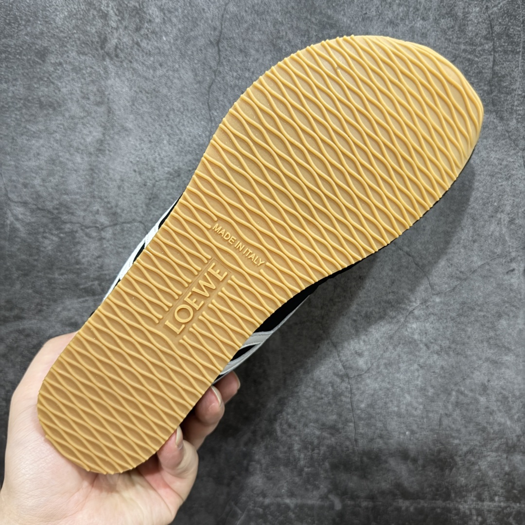 图片[9]-【M纯原】LOEWE 2025 | Ballet Runner 2.0 罗意威新款芭蕾舞鞋拼色德训鞋阿甘鞋 全套原纸板楦头开发 后跟3D注塑橡胶LOEWE徽标 原厂数据大底磨具 进口羊皮内里加鞋垫 磁吸翻盖盒 内配帆布防尘袋 配件齐全 官方一致 原装纸板中底 带采用反绒牛皮革拼接头层皮饰片鞋面材质 鞋身原装高密度防刮防水尼龙面料 不对称鞋头造型 作为LOEWE的标志性设计 超柔软轻便且灵活的鞋底 新的波浪纹理橡胶外底 延伸至鞋头 升级的柔软皮革内衬和鞋床 提供最大舒适感 后跟有3D注塑橡胶徽标 真皮和皮料混搭彰显复古风格 拼色拼接鞋面 非常高级隐藏式小内增高 脚后跟设计新颖 柔软舒适 会被评为年度最舒适的暴走鞋 如履平地 内娱明星杨幂等众多同款上脚 小红书 一系列素材图 极具爆款 尺码：35 36 37 38 39 40 41 42 43 44 45-选品中心