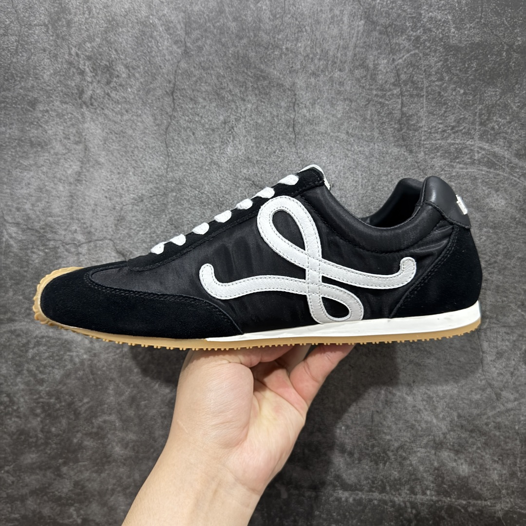 图片[2]-【M纯原】LOEWE 2025 | Ballet Runner 2.0 罗意威新款芭蕾舞鞋拼色德训鞋阿甘鞋 全套原纸板楦头开发 后跟3D注塑橡胶LOEWE徽标 原厂数据大底磨具 进口羊皮内里加鞋垫 磁吸翻盖盒 内配帆布防尘袋 配件齐全 官方一致 原装纸板中底 带采用反绒牛皮革拼接头层皮饰片鞋面材质 鞋身原装高密度防刮防水尼龙面料 不对称鞋头造型 作为LOEWE的标志性设计 超柔软轻便且灵活的鞋底 新的波浪纹理橡胶外底 延伸至鞋头 升级的柔软皮革内衬和鞋床 提供最大舒适感 后跟有3D注塑橡胶徽标 真皮和皮料混搭彰显复古风格 拼色拼接鞋面 非常高级隐藏式小内增高 脚后跟设计新颖 柔软舒适 会被评为年度最舒适的暴走鞋 如履平地 内娱明星杨幂等众多同款上脚 小红书 一系列素材图 极具爆款 尺码：35 36 37 38 39 40 41 42 43 44 45-选品中心