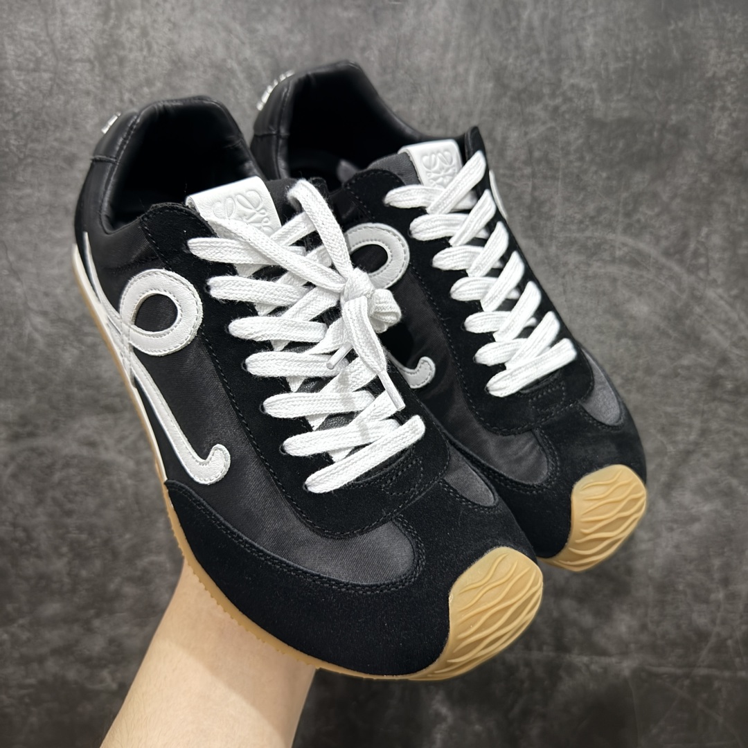 【M纯原】LOEWE 2025 | Ballet Runner 2.0 罗意威新款芭蕾舞鞋拼色德训鞋阿甘鞋 全套原纸板楦头开发 后跟3D注塑橡胶LOEWE徽标 原厂数据大底磨具 进口羊皮内里加鞋垫 磁吸翻盖盒 内配帆布防尘袋 配件齐全 官方一致 原装纸板中底 带采用反绒牛皮革拼接头层皮饰片鞋面材质 鞋身原装高密度防刮防水尼龙面料 不对称鞋头造型 作为LOEWE的标志性设计 超柔软轻便且灵活的鞋底 新的波浪纹理橡胶外底 延伸至鞋头 升级的柔软皮革内衬和鞋床 提供最大舒适感 后跟有3D注塑橡胶徽标 真皮和皮料混搭彰显复古风格 拼色拼接鞋面 非常高级隐藏式小内增高 脚后跟设计新颖 柔软舒适 会被评为年度最舒适的暴走鞋 如履平地 内娱明星杨幂等众多同款上脚 小红书 一系列素材图 极具爆款 尺码:35 36 37 38 39 40 41 42 43 44 45-选品中心