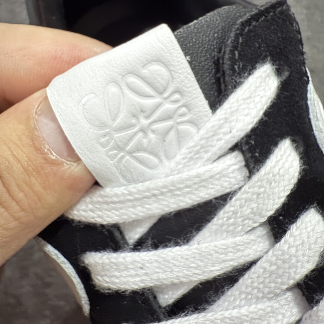 图片[4]-【M纯原】LOEWE 2025 | Ballet Runner 2.0 罗意威新款芭蕾舞鞋拼色德训鞋阿甘鞋 全套原纸板楦头开发 后跟3D注塑橡胶LOEWE徽标 原厂数据大底磨具 进口羊皮内里加鞋垫 磁吸翻盖盒 内配帆布防尘袋 配件齐全 官方一致 原装纸板中底 带采用反绒牛皮革拼接头层皮饰片鞋面材质 鞋身原装高密度防刮防水尼龙面料 不对称鞋头造型 作为LOEWE的标志性设计 超柔软轻便且灵活的鞋底 新的波浪纹理橡胶外底 延伸至鞋头 升级的柔软皮革内衬和鞋床 提供最大舒适感 后跟有3D注塑橡胶徽标 真皮和皮料混搭彰显复古风格 拼色拼接鞋面 非常高级隐藏式小内增高 脚后跟设计新颖 柔软舒适 会被评为年度最舒适的暴走鞋 如履平地 内娱明星杨幂等众多同款上脚 小红书 一系列素材图 极具爆款 尺码：35 36 37 38 39 40 41 42 43 44 45-选品中心