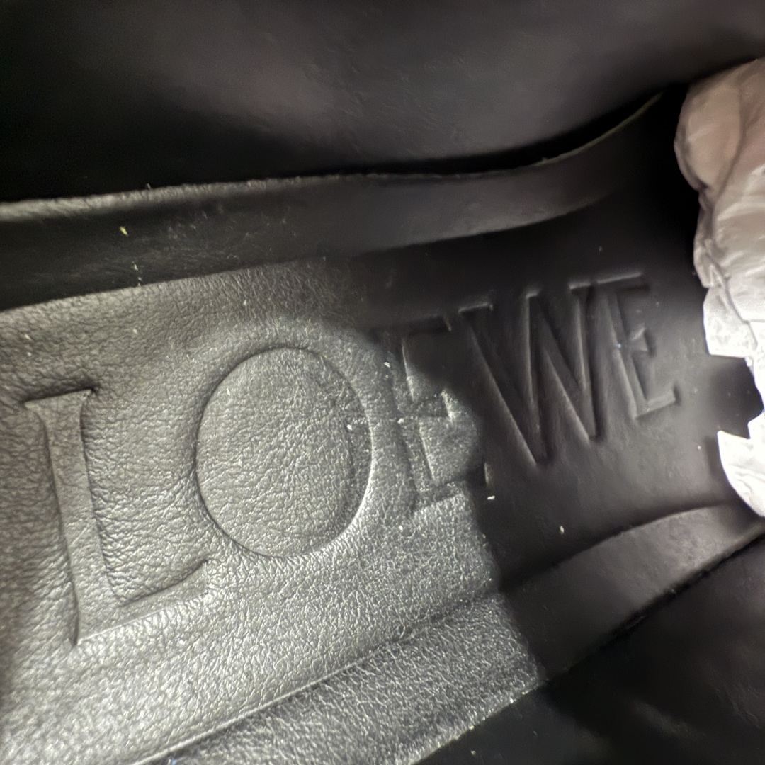 图片[6]-【M纯原】LOEWE 2025 | Ballet Runner 2.0 罗意威新款芭蕾舞鞋拼色德训鞋阿甘鞋 全套原纸板楦头开发 后跟3D注塑橡胶LOEWE徽标 原厂数据大底磨具 进口羊皮内里加鞋垫 磁吸翻盖盒 内配帆布防尘袋 配件齐全 官方一致 原装纸板中底 带采用反绒牛皮革拼接头层皮饰片鞋面材质 鞋身原装高密度防刮防水尼龙面料 不对称鞋头造型 作为LOEWE的标志性设计 超柔软轻便且灵活的鞋底 新的波浪纹理橡胶外底 延伸至鞋头 升级的柔软皮革内衬和鞋床 提供最大舒适感 后跟有3D注塑橡胶徽标 真皮和皮料混搭彰显复古风格 拼色拼接鞋面 非常高级隐藏式小内增高 脚后跟设计新颖 柔软舒适 会被评为年度最舒适的暴走鞋 如履平地 内娱明星杨幂等众多同款上脚 小红书 一系列素材图 极具爆款 尺码：35 36 37 38 39 40 41 42 43 44 45-选品中心