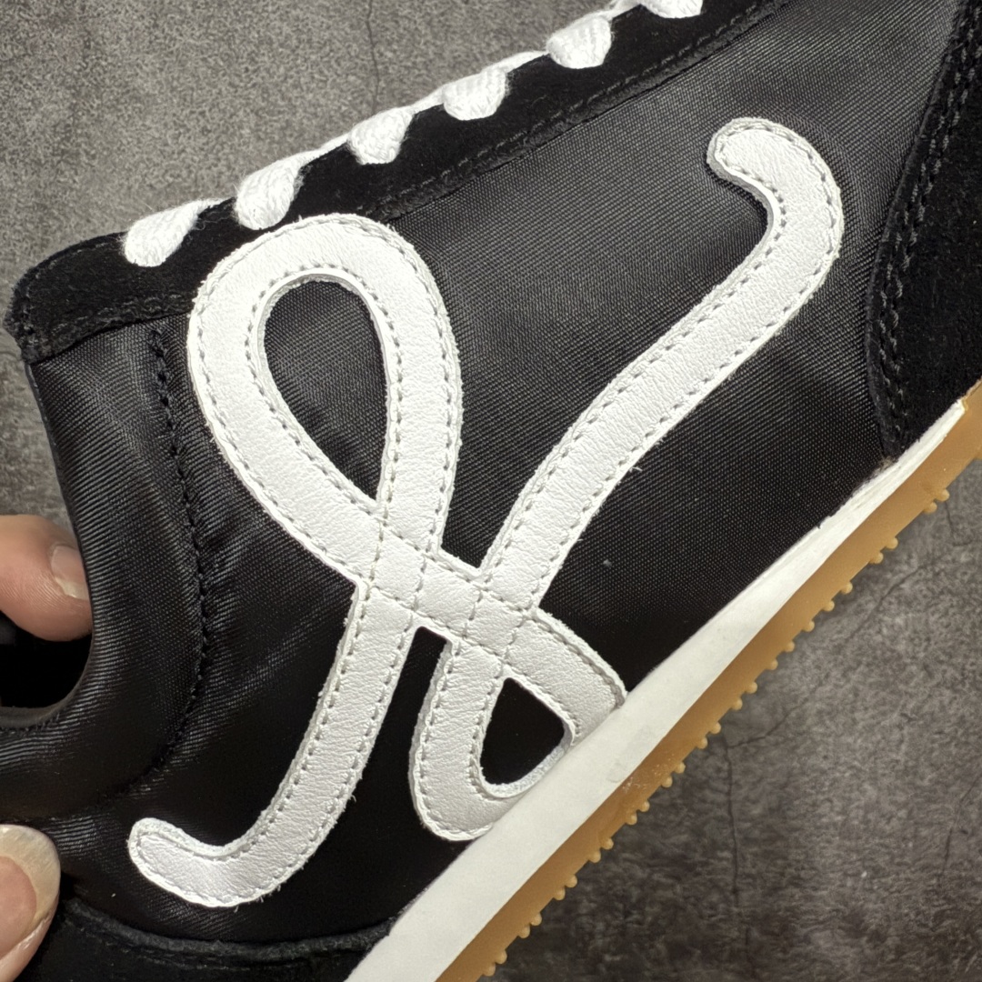 图片[3]-【M纯原】LOEWE 2025 | Ballet Runner 2.0 罗意威新款芭蕾舞鞋拼色德训鞋阿甘鞋 全套原纸板楦头开发 后跟3D注塑橡胶LOEWE徽标 原厂数据大底磨具 进口羊皮内里加鞋垫 磁吸翻盖盒 内配帆布防尘袋 配件齐全 官方一致 原装纸板中底 带采用反绒牛皮革拼接头层皮饰片鞋面材质 鞋身原装高密度防刮防水尼龙面料 不对称鞋头造型 作为LOEWE的标志性设计 超柔软轻便且灵活的鞋底 新的波浪纹理橡胶外底 延伸至鞋头 升级的柔软皮革内衬和鞋床 提供最大舒适感 后跟有3D注塑橡胶徽标 真皮和皮料混搭彰显复古风格 拼色拼接鞋面 非常高级隐藏式小内增高 脚后跟设计新颖 柔软舒适 会被评为年度最舒适的暴走鞋 如履平地 内娱明星杨幂等众多同款上脚 小红书 一系列素材图 极具爆款 尺码：35 36 37 38 39 40 41 42 43 44 45-选品中心