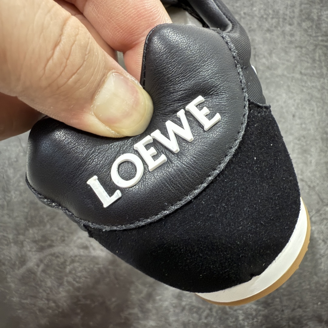 图片[2]-【M纯原】LOEWE 2025 | Ballet Runner 2.0 罗意威新款芭蕾舞鞋拼色德训鞋阿甘鞋 全套原纸板楦头开发 后跟3D注塑橡胶LOEWE徽标 原厂数据大底磨具 进口羊皮内里加鞋垫 磁吸翻盖盒 内配帆布防尘袋 配件齐全 官方一致 原装纸板中底 带采用反绒牛皮革拼接头层皮饰片鞋面材质 鞋身原装高密度防刮防水尼龙面料 不对称鞋头造型 作为LOEWE的标志性设计 超柔软轻便且灵活的鞋底 新的波浪纹理橡胶外底 延伸至鞋头 升级的柔软皮革内衬和鞋床 提供最大舒适感 后跟有3D注塑橡胶徽标 真皮和皮料混搭彰显复古风格 拼色拼接鞋面 非常高级隐藏式小内增高 脚后跟设计新颖 柔软舒适 会被评为年度最舒适的暴走鞋 如履平地 内娱明星杨幂等众多同款上脚 小红书 一系列素材图 极具爆款 尺码：35 36 37 38 39 40 41 42 43 44 45-选品中心