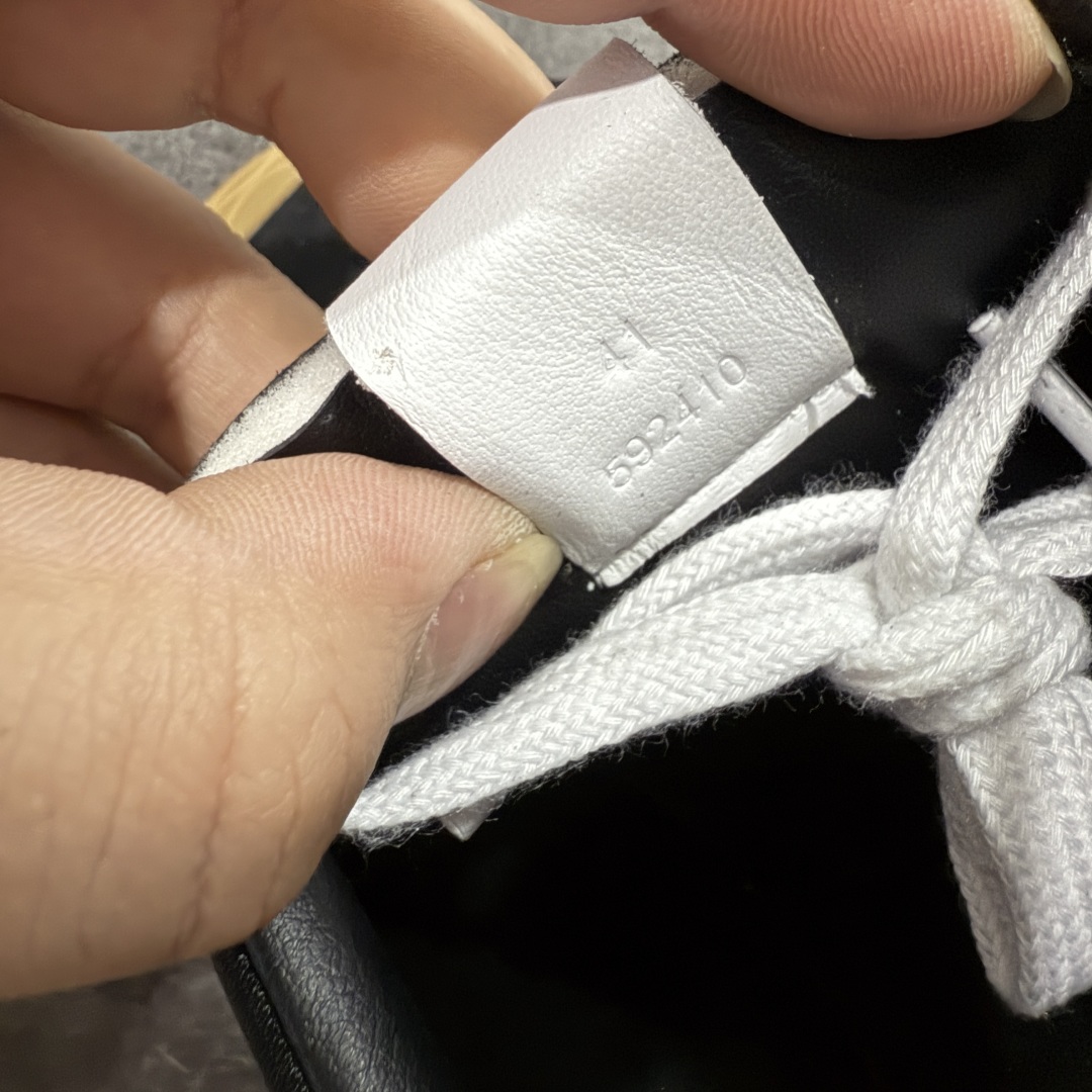 图片[5]-【M纯原】LOEWE 2025 | Ballet Runner 2.0 罗意威新款芭蕾舞鞋拼色德训鞋阿甘鞋 全套原纸板楦头开发 后跟3D注塑橡胶LOEWE徽标 原厂数据大底磨具 进口羊皮内里加鞋垫 磁吸翻盖盒 内配帆布防尘袋 配件齐全 官方一致 原装纸板中底 带采用反绒牛皮革拼接头层皮饰片鞋面材质 鞋身原装高密度防刮防水尼龙面料 不对称鞋头造型 作为LOEWE的标志性设计 超柔软轻便且灵活的鞋底 新的波浪纹理橡胶外底 延伸至鞋头 升级的柔软皮革内衬和鞋床 提供最大舒适感 后跟有3D注塑橡胶徽标 真皮和皮料混搭彰显复古风格 拼色拼接鞋面 非常高级隐藏式小内增高 脚后跟设计新颖 柔软舒适 会被评为年度最舒适的暴走鞋 如履平地 内娱明星杨幂等众多同款上脚 小红书 一系列素材图 极具爆款 尺码：35 36 37 38 39 40 41 42 43 44 45-选品中心