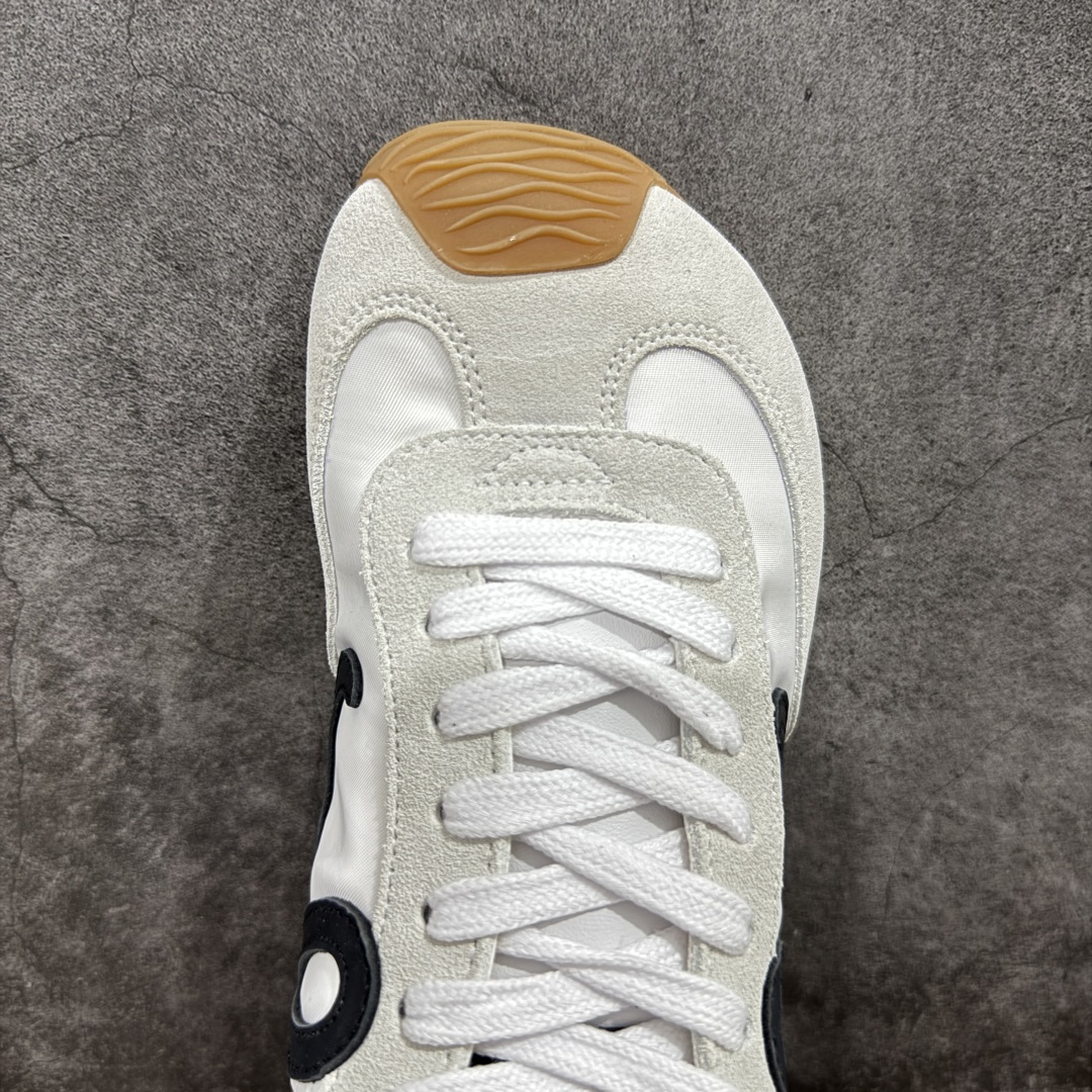 图片[5]-【M纯原】LOEWE 2025 | Ballet Runner 2.0 罗意威新款芭蕾舞鞋拼色德训鞋阿甘鞋 全套原纸板楦头开发 后跟3D注塑橡胶LOEWE徽标 原厂数据大底磨具 进口羊皮内里加鞋垫 磁吸翻盖盒 内配帆布防尘袋 配件齐全 官方一致 原装纸板中底 带采用反绒牛皮革拼接头层皮饰片鞋面材质 鞋身原装高密度防刮防水尼龙面料 不对称鞋头造型 作为LOEWE的标志性设计 超柔软轻便且灵活的鞋底 新的波浪纹理橡胶外底 延伸至鞋头 升级的柔软皮革内衬和鞋床 提供最大舒适感 后跟有3D注塑橡胶徽标 真皮和皮料混搭彰显复古风格 拼色拼接鞋面 非常高级隐藏式小内增高 脚后跟设计新颖 柔软舒适 会被评为年度最舒适的暴走鞋 如履平地 内娱明星杨幂等众多同款上脚 小红书 一系列素材图 极具爆款 尺码：35 36 37 38 39 40 41 42 43 44 45-选品中心