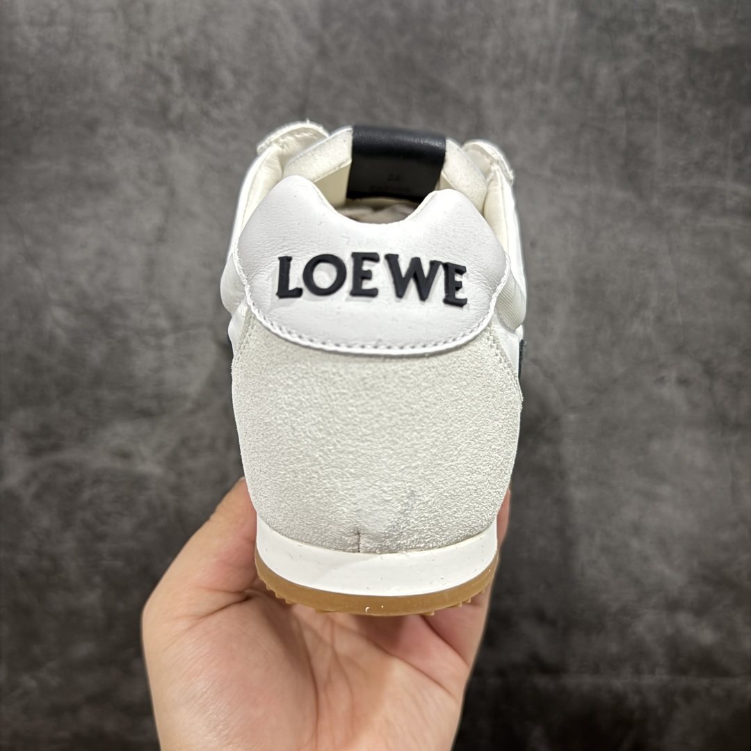 图片[4]-【M纯原】LOEWE 2025 | Ballet Runner 2.0 罗意威新款芭蕾舞鞋拼色德训鞋阿甘鞋 全套原纸板楦头开发 后跟3D注塑橡胶LOEWE徽标 原厂数据大底磨具 进口羊皮内里加鞋垫 磁吸翻盖盒 内配帆布防尘袋 配件齐全 官方一致 原装纸板中底 带采用反绒牛皮革拼接头层皮饰片鞋面材质 鞋身原装高密度防刮防水尼龙面料 不对称鞋头造型 作为LOEWE的标志性设计 超柔软轻便且灵活的鞋底 新的波浪纹理橡胶外底 延伸至鞋头 升级的柔软皮革内衬和鞋床 提供最大舒适感 后跟有3D注塑橡胶徽标 真皮和皮料混搭彰显复古风格 拼色拼接鞋面 非常高级隐藏式小内增高 脚后跟设计新颖 柔软舒适 会被评为年度最舒适的暴走鞋 如履平地 内娱明星杨幂等众多同款上脚 小红书 一系列素材图 极具爆款 尺码：35 36 37 38 39 40 41 42 43 44 45-选品中心