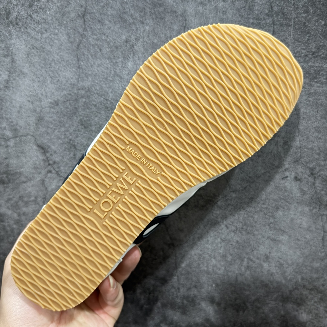 图片[9]-【M纯原】LOEWE 2025 | Ballet Runner 2.0 罗意威新款芭蕾舞鞋拼色德训鞋阿甘鞋 全套原纸板楦头开发 后跟3D注塑橡胶LOEWE徽标 原厂数据大底磨具 进口羊皮内里加鞋垫 磁吸翻盖盒 内配帆布防尘袋 配件齐全 官方一致 原装纸板中底 带采用反绒牛皮革拼接头层皮饰片鞋面材质 鞋身原装高密度防刮防水尼龙面料 不对称鞋头造型 作为LOEWE的标志性设计 超柔软轻便且灵活的鞋底 新的波浪纹理橡胶外底 延伸至鞋头 升级的柔软皮革内衬和鞋床 提供最大舒适感 后跟有3D注塑橡胶徽标 真皮和皮料混搭彰显复古风格 拼色拼接鞋面 非常高级隐藏式小内增高 脚后跟设计新颖 柔软舒适 会被评为年度最舒适的暴走鞋 如履平地 内娱明星杨幂等众多同款上脚 小红书 一系列素材图 极具爆款 尺码：35 36 37 38 39 40 41 42 43 44 45-选品中心