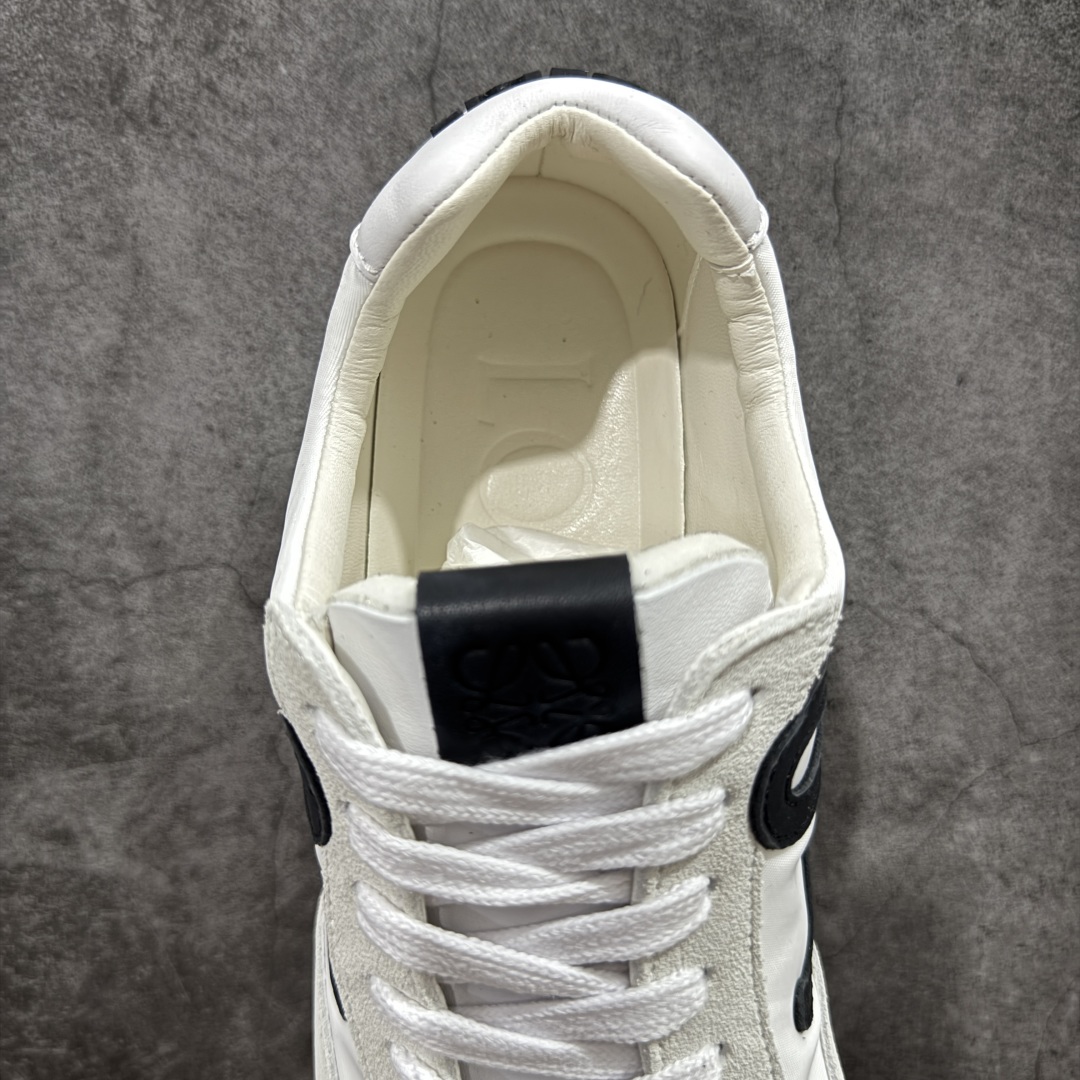 图片[8]-【M纯原】LOEWE 2025 | Ballet Runner 2.0 罗意威新款芭蕾舞鞋拼色德训鞋阿甘鞋 全套原纸板楦头开发 后跟3D注塑橡胶LOEWE徽标 原厂数据大底磨具 进口羊皮内里加鞋垫 磁吸翻盖盒 内配帆布防尘袋 配件齐全 官方一致 原装纸板中底 带采用反绒牛皮革拼接头层皮饰片鞋面材质 鞋身原装高密度防刮防水尼龙面料 不对称鞋头造型 作为LOEWE的标志性设计 超柔软轻便且灵活的鞋底 新的波浪纹理橡胶外底 延伸至鞋头 升级的柔软皮革内衬和鞋床 提供最大舒适感 后跟有3D注塑橡胶徽标 真皮和皮料混搭彰显复古风格 拼色拼接鞋面 非常高级隐藏式小内增高 脚后跟设计新颖 柔软舒适 会被评为年度最舒适的暴走鞋 如履平地 内娱明星杨幂等众多同款上脚 小红书 一系列素材图 极具爆款 尺码：35 36 37 38 39 40 41 42 43 44 45-选品中心