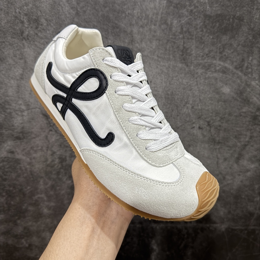 图片[3]-【M纯原】LOEWE 2025 | Ballet Runner 2.0 罗意威新款芭蕾舞鞋拼色德训鞋阿甘鞋 全套原纸板楦头开发 后跟3D注塑橡胶LOEWE徽标 原厂数据大底磨具 进口羊皮内里加鞋垫 磁吸翻盖盒 内配帆布防尘袋 配件齐全 官方一致 原装纸板中底 带采用反绒牛皮革拼接头层皮饰片鞋面材质 鞋身原装高密度防刮防水尼龙面料 不对称鞋头造型 作为LOEWE的标志性设计 超柔软轻便且灵活的鞋底 新的波浪纹理橡胶外底 延伸至鞋头 升级的柔软皮革内衬和鞋床 提供最大舒适感 后跟有3D注塑橡胶徽标 真皮和皮料混搭彰显复古风格 拼色拼接鞋面 非常高级隐藏式小内增高 脚后跟设计新颖 柔软舒适 会被评为年度最舒适的暴走鞋 如履平地 内娱明星杨幂等众多同款上脚 小红书 一系列素材图 极具爆款 尺码：35 36 37 38 39 40 41 42 43 44 45-选品中心