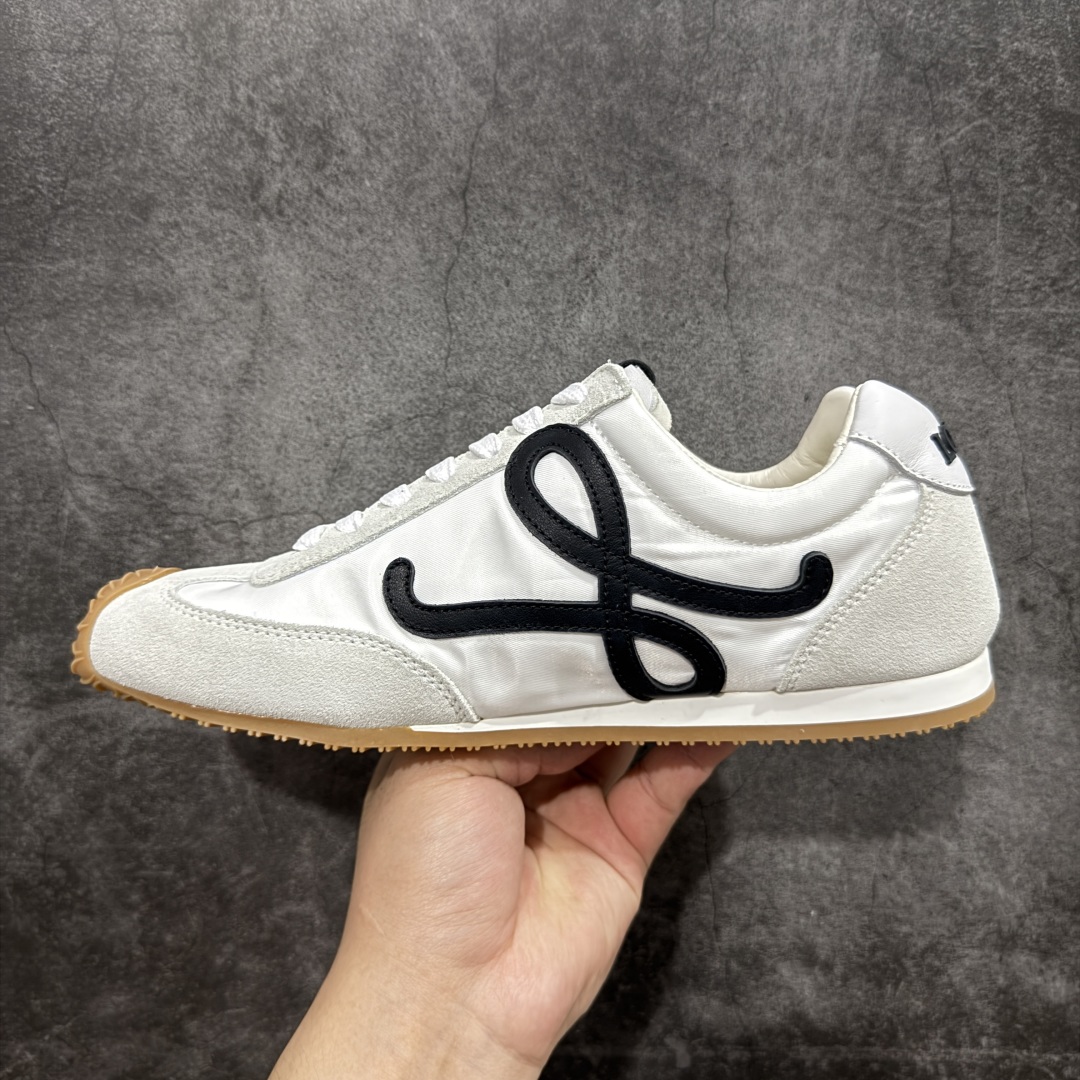 图片[2]-【M纯原】LOEWE 2025 | Ballet Runner 2.0 罗意威新款芭蕾舞鞋拼色德训鞋阿甘鞋 全套原纸板楦头开发 后跟3D注塑橡胶LOEWE徽标 原厂数据大底磨具 进口羊皮内里加鞋垫 磁吸翻盖盒 内配帆布防尘袋 配件齐全 官方一致 原装纸板中底 带采用反绒牛皮革拼接头层皮饰片鞋面材质 鞋身原装高密度防刮防水尼龙面料 不对称鞋头造型 作为LOEWE的标志性设计 超柔软轻便且灵活的鞋底 新的波浪纹理橡胶外底 延伸至鞋头 升级的柔软皮革内衬和鞋床 提供最大舒适感 后跟有3D注塑橡胶徽标 真皮和皮料混搭彰显复古风格 拼色拼接鞋面 非常高级隐藏式小内增高 脚后跟设计新颖 柔软舒适 会被评为年度最舒适的暴走鞋 如履平地 内娱明星杨幂等众多同款上脚 小红书 一系列素材图 极具爆款 尺码：35 36 37 38 39 40 41 42 43 44 45-选品中心