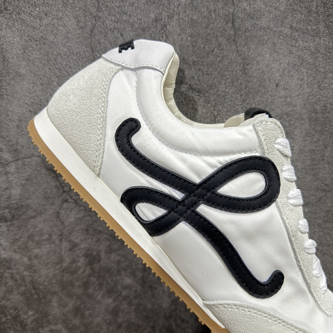 图片[7]-【M纯原】LOEWE 2025 | Ballet Runner 2.0 罗意威新款芭蕾舞鞋拼色德训鞋阿甘鞋 全套原纸板楦头开发 后跟3D注塑橡胶LOEWE徽标 原厂数据大底磨具 进口羊皮内里加鞋垫 磁吸翻盖盒 内配帆布防尘袋 配件齐全 官方一致 原装纸板中底 带采用反绒牛皮革拼接头层皮饰片鞋面材质 鞋身原装高密度防刮防水尼龙面料 不对称鞋头造型 作为LOEWE的标志性设计 超柔软轻便且灵活的鞋底 新的波浪纹理橡胶外底 延伸至鞋头 升级的柔软皮革内衬和鞋床 提供最大舒适感 后跟有3D注塑橡胶徽标 真皮和皮料混搭彰显复古风格 拼色拼接鞋面 非常高级隐藏式小内增高 脚后跟设计新颖 柔软舒适 会被评为年度最舒适的暴走鞋 如履平地 内娱明星杨幂等众多同款上脚 小红书 一系列素材图 极具爆款 尺码：35 36 37 38 39 40 41 42 43 44 45-选品中心