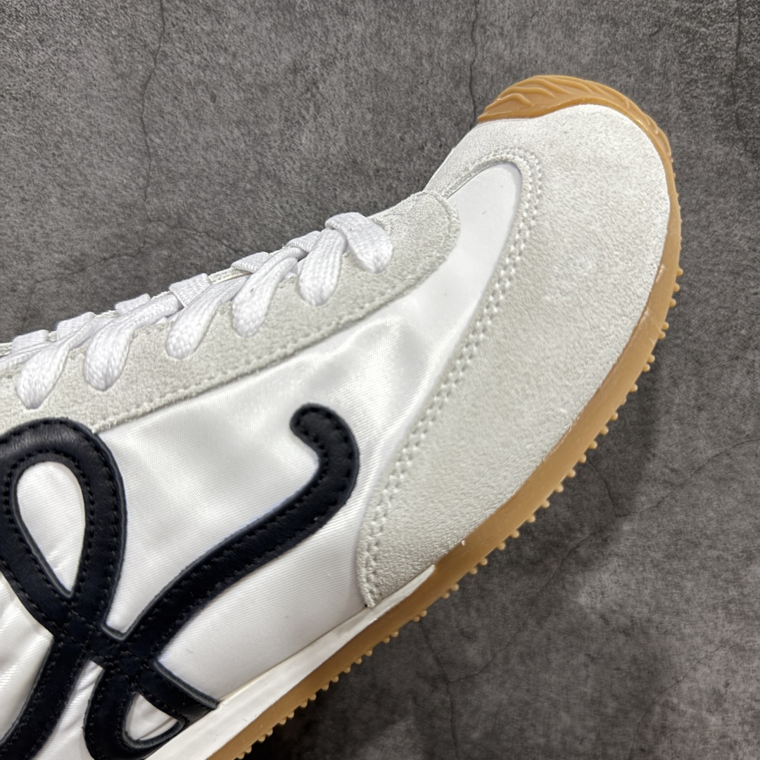 图片[6]-【M纯原】LOEWE 2025 | Ballet Runner 2.0 罗意威新款芭蕾舞鞋拼色德训鞋阿甘鞋 全套原纸板楦头开发 后跟3D注塑橡胶LOEWE徽标 原厂数据大底磨具 进口羊皮内里加鞋垫 磁吸翻盖盒 内配帆布防尘袋 配件齐全 官方一致 原装纸板中底 带采用反绒牛皮革拼接头层皮饰片鞋面材质 鞋身原装高密度防刮防水尼龙面料 不对称鞋头造型 作为LOEWE的标志性设计 超柔软轻便且灵活的鞋底 新的波浪纹理橡胶外底 延伸至鞋头 升级的柔软皮革内衬和鞋床 提供最大舒适感 后跟有3D注塑橡胶徽标 真皮和皮料混搭彰显复古风格 拼色拼接鞋面 非常高级隐藏式小内增高 脚后跟设计新颖 柔软舒适 会被评为年度最舒适的暴走鞋 如履平地 内娱明星杨幂等众多同款上脚 小红书 一系列素材图 极具爆款 尺码：35 36 37 38 39 40 41 42 43 44 45-选品中心