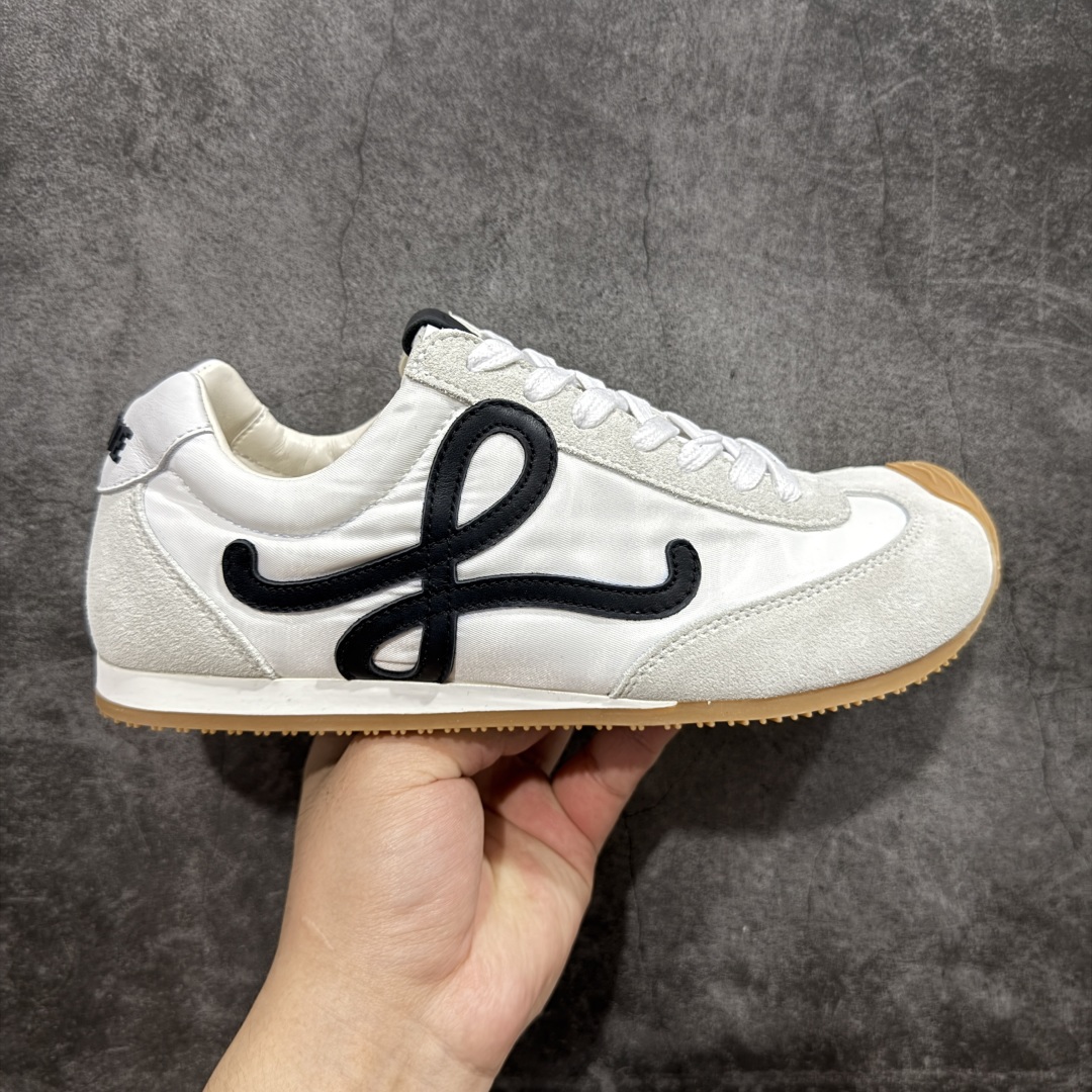 【M纯原】LOEWE 2025 | Ballet Runner 2.0 罗意威新款芭蕾舞鞋拼色德训鞋阿甘鞋 全套原纸板楦头开发 后跟3D注塑橡胶LOEWE徽标 原厂数据大底磨具 进口羊皮内里加鞋垫 磁吸翻盖盒 内配帆布防尘袋 配件齐全 官方一致 原装纸板中底 带采用反绒牛皮革拼接头层皮饰片鞋面材质 鞋身原装高密度防刮防水尼龙面料 不对称鞋头造型 作为LOEWE的标志性设计 超柔软轻便且灵活的鞋底 新的波浪纹理橡胶外底 延伸至鞋头 升级的柔软皮革内衬和鞋床 提供最大舒适感 后跟有3D注塑橡胶徽标 真皮和皮料混搭彰显复古风格 拼色拼接鞋面 非常高级隐藏式小内增高 脚后跟设计新颖 柔软舒适 会被评为年度最舒适的暴走鞋 如履平地 内娱明星杨幂等众多同款上脚 小红书 一系列素材图 极具爆款 尺码:35 36 37 38 39 40 41 42 43 44 45-选品中心