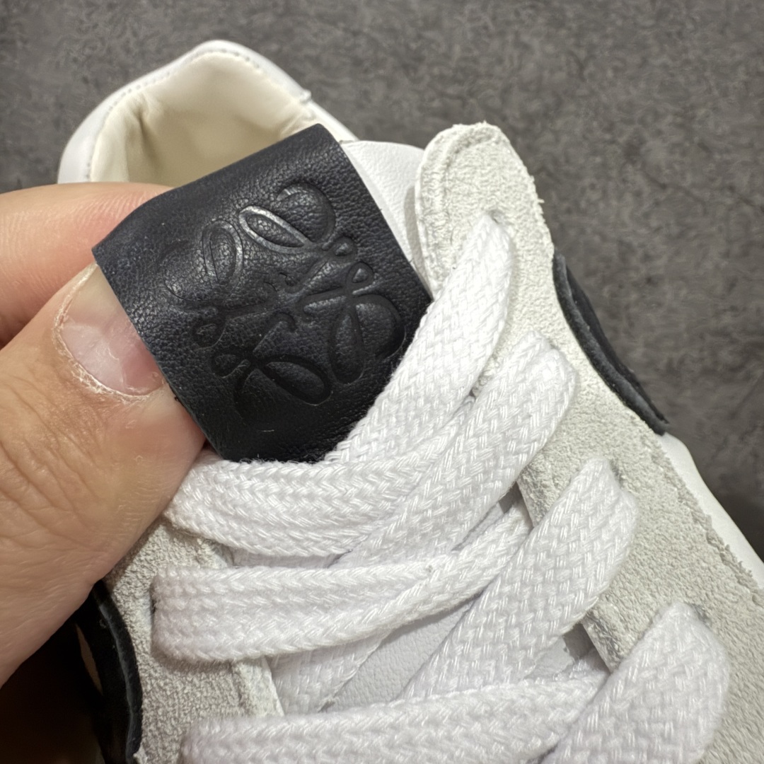 图片[5]-【M纯原】LOEWE 2025 | Ballet Runner 2.0 罗意威新款芭蕾舞鞋拼色德训鞋阿甘鞋 全套原纸板楦头开发 后跟3D注塑橡胶LOEWE徽标 原厂数据大底磨具 进口羊皮内里加鞋垫 磁吸翻盖盒 内配帆布防尘袋 配件齐全 官方一致 原装纸板中底 带采用反绒牛皮革拼接头层皮饰片鞋面材质 鞋身原装高密度防刮防水尼龙面料 不对称鞋头造型 作为LOEWE的标志性设计 超柔软轻便且灵活的鞋底 新的波浪纹理橡胶外底 延伸至鞋头 升级的柔软皮革内衬和鞋床 提供最大舒适感 后跟有3D注塑橡胶徽标 真皮和皮料混搭彰显复古风格 拼色拼接鞋面 非常高级隐藏式小内增高 脚后跟设计新颖 柔软舒适 会被评为年度最舒适的暴走鞋 如履平地 内娱明星杨幂等众多同款上脚 小红书 一系列素材图 极具爆款 尺码：35 36 37 38 39 40 41 42 43 44 45-选品中心