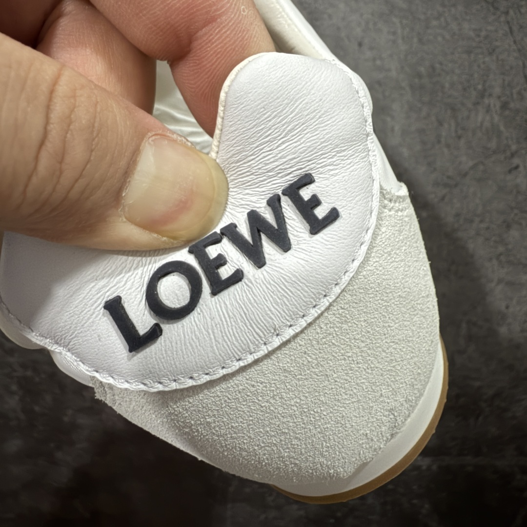 图片[2]-【M纯原】LOEWE 2025 | Ballet Runner 2.0 罗意威新款芭蕾舞鞋拼色德训鞋阿甘鞋 全套原纸板楦头开发 后跟3D注塑橡胶LOEWE徽标 原厂数据大底磨具 进口羊皮内里加鞋垫 磁吸翻盖盒 内配帆布防尘袋 配件齐全 官方一致 原装纸板中底 带采用反绒牛皮革拼接头层皮饰片鞋面材质 鞋身原装高密度防刮防水尼龙面料 不对称鞋头造型 作为LOEWE的标志性设计 超柔软轻便且灵活的鞋底 新的波浪纹理橡胶外底 延伸至鞋头 升级的柔软皮革内衬和鞋床 提供最大舒适感 后跟有3D注塑橡胶徽标 真皮和皮料混搭彰显复古风格 拼色拼接鞋面 非常高级隐藏式小内增高 脚后跟设计新颖 柔软舒适 会被评为年度最舒适的暴走鞋 如履平地 内娱明星杨幂等众多同款上脚 小红书 一系列素材图 极具爆款 尺码：35 36 37 38 39 40 41 42 43 44 45-选品中心