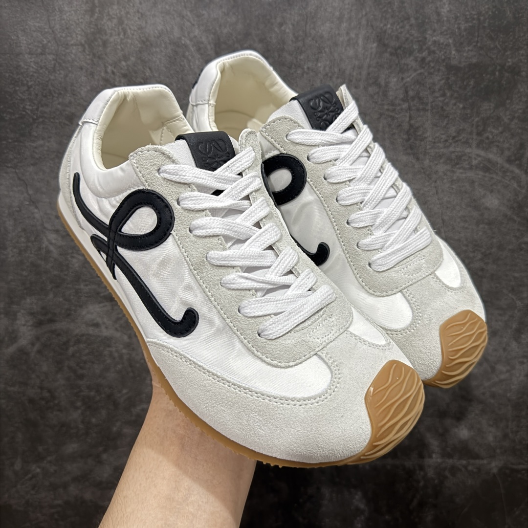 【M纯原】LOEWE 2025 | Ballet Runner 2.0 罗意威新款芭蕾舞鞋拼色德训鞋阿甘鞋 全套原纸板楦头开发 后跟3D注塑橡胶LOEWE徽标 原厂数据大底磨具 进口羊皮内里加鞋垫 磁吸翻盖盒 内配帆布防尘袋 配件齐全 官方一致 原装纸板中底 带采用反绒牛皮革拼接头层皮饰片鞋面材质 鞋身原装高密度防刮防水尼龙面料 不对称鞋头造型 作为LOEWE的标志性设计 超柔软轻便且灵活的鞋底 新的波浪纹理橡胶外底 延伸至鞋头 升级的柔软皮革内衬和鞋床 提供最大舒适感 后跟有3D注塑橡胶徽标 真皮和皮料混搭彰显复古风格 拼色拼接鞋面 非常高级隐藏式小内增高 脚后跟设计新颖 柔软舒适 会被评为年度最舒适的暴走鞋 如履平地 内娱明星杨幂等众多同款上脚 小红书 一系列素材图 极具爆款 尺码:35 36 37 38 39 40 41 42 43 44 45-选品中心