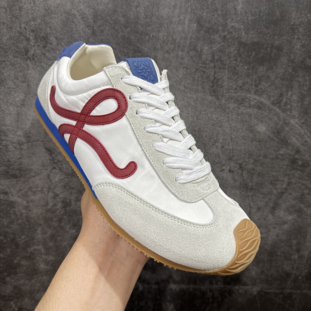 图片[3]-【M纯原】LOEWE 2025 | Ballet Runner 2.0 罗意威新款芭蕾舞鞋拼色德训鞋阿甘鞋 全套原纸板楦头开发 后跟3D注塑橡胶LOEWE徽标 原厂数据大底磨具 进口羊皮内里加鞋垫 磁吸翻盖盒 内配帆布防尘袋 配件齐全 官方一致 原装纸板中底 带采用反绒牛皮革拼接头层皮饰片鞋面材质 鞋身原装高密度防刮防水尼龙面料 不对称鞋头造型 作为LOEWE的标志性设计 超柔软轻便且灵活的鞋底 新的波浪纹理橡胶外底 延伸至鞋头 升级的柔软皮革内衬和鞋床 提供最大舒适感 后跟有3D注塑橡胶徽标 真皮和皮料混搭彰显复古风格 拼色拼接鞋面 非常高级隐藏式小内增高 脚后跟设计新颖 柔软舒适 会被评为年度最舒适的暴走鞋 如履平地 内娱明星杨幂等众多同款上脚 小红书 一系列素材图 极具爆款 尺码：35 36 37 38 39 40 41 42 43 44 45-选品中心