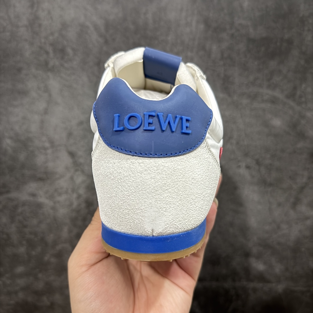 图片[4]-【M纯原】LOEWE 2025 | Ballet Runner 2.0 罗意威新款芭蕾舞鞋拼色德训鞋阿甘鞋 全套原纸板楦头开发 后跟3D注塑橡胶LOEWE徽标 原厂数据大底磨具 进口羊皮内里加鞋垫 磁吸翻盖盒 内配帆布防尘袋 配件齐全 官方一致 原装纸板中底 带采用反绒牛皮革拼接头层皮饰片鞋面材质 鞋身原装高密度防刮防水尼龙面料 不对称鞋头造型 作为LOEWE的标志性设计 超柔软轻便且灵活的鞋底 新的波浪纹理橡胶外底 延伸至鞋头 升级的柔软皮革内衬和鞋床 提供最大舒适感 后跟有3D注塑橡胶徽标 真皮和皮料混搭彰显复古风格 拼色拼接鞋面 非常高级隐藏式小内增高 脚后跟设计新颖 柔软舒适 会被评为年度最舒适的暴走鞋 如履平地 内娱明星杨幂等众多同款上脚 小红书 一系列素材图 极具爆款 尺码：35 36 37 38 39 40 41 42 43 44 45-选品中心