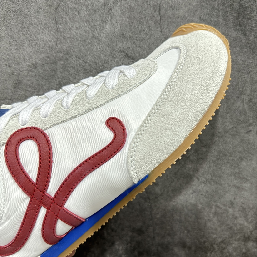 图片[6]-【M纯原】LOEWE 2025 | Ballet Runner 2.0 罗意威新款芭蕾舞鞋拼色德训鞋阿甘鞋 全套原纸板楦头开发 后跟3D注塑橡胶LOEWE徽标 原厂数据大底磨具 进口羊皮内里加鞋垫 磁吸翻盖盒 内配帆布防尘袋 配件齐全 官方一致 原装纸板中底 带采用反绒牛皮革拼接头层皮饰片鞋面材质 鞋身原装高密度防刮防水尼龙面料 不对称鞋头造型 作为LOEWE的标志性设计 超柔软轻便且灵活的鞋底 新的波浪纹理橡胶外底 延伸至鞋头 升级的柔软皮革内衬和鞋床 提供最大舒适感 后跟有3D注塑橡胶徽标 真皮和皮料混搭彰显复古风格 拼色拼接鞋面 非常高级隐藏式小内增高 脚后跟设计新颖 柔软舒适 会被评为年度最舒适的暴走鞋 如履平地 内娱明星杨幂等众多同款上脚 小红书 一系列素材图 极具爆款 尺码：35 36 37 38 39 40 41 42 43 44 45-选品中心