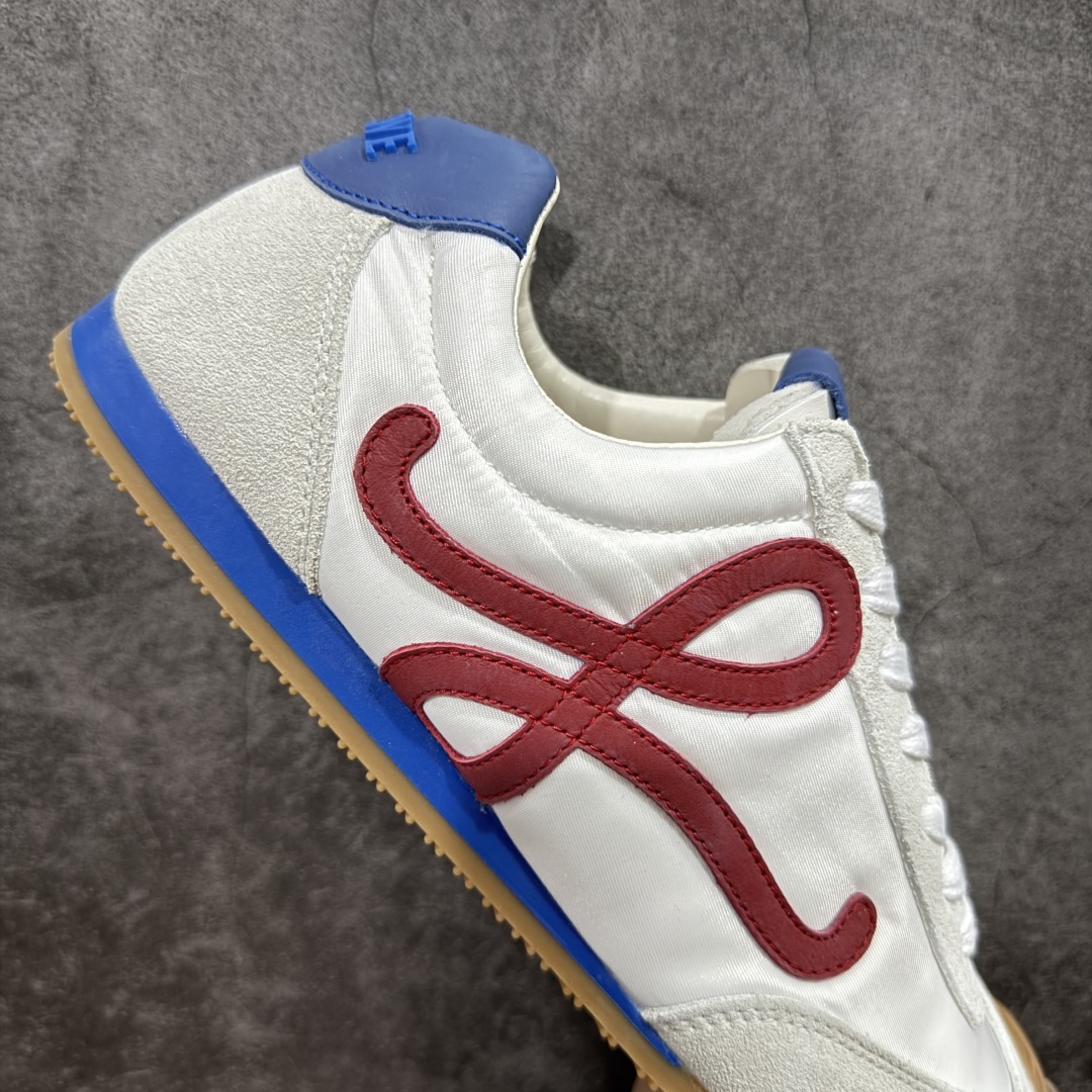 图片[7]-【M纯原】LOEWE 2025 | Ballet Runner 2.0 罗意威新款芭蕾舞鞋拼色德训鞋阿甘鞋 全套原纸板楦头开发 后跟3D注塑橡胶LOEWE徽标 原厂数据大底磨具 进口羊皮内里加鞋垫 磁吸翻盖盒 内配帆布防尘袋 配件齐全 官方一致 原装纸板中底 带采用反绒牛皮革拼接头层皮饰片鞋面材质 鞋身原装高密度防刮防水尼龙面料 不对称鞋头造型 作为LOEWE的标志性设计 超柔软轻便且灵活的鞋底 新的波浪纹理橡胶外底 延伸至鞋头 升级的柔软皮革内衬和鞋床 提供最大舒适感 后跟有3D注塑橡胶徽标 真皮和皮料混搭彰显复古风格 拼色拼接鞋面 非常高级隐藏式小内增高 脚后跟设计新颖 柔软舒适 会被评为年度最舒适的暴走鞋 如履平地 内娱明星杨幂等众多同款上脚 小红书 一系列素材图 极具爆款 尺码：35 36 37 38 39 40 41 42 43 44 45-选品中心