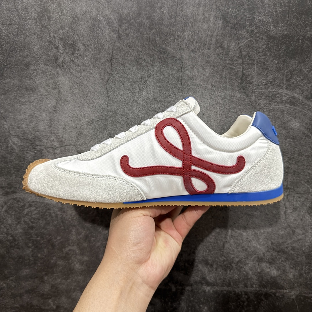 图片[2]-【M纯原】LOEWE 2025 | Ballet Runner 2.0 罗意威新款芭蕾舞鞋拼色德训鞋阿甘鞋 全套原纸板楦头开发 后跟3D注塑橡胶LOEWE徽标 原厂数据大底磨具 进口羊皮内里加鞋垫 磁吸翻盖盒 内配帆布防尘袋 配件齐全 官方一致 原装纸板中底 带采用反绒牛皮革拼接头层皮饰片鞋面材质 鞋身原装高密度防刮防水尼龙面料 不对称鞋头造型 作为LOEWE的标志性设计 超柔软轻便且灵活的鞋底 新的波浪纹理橡胶外底 延伸至鞋头 升级的柔软皮革内衬和鞋床 提供最大舒适感 后跟有3D注塑橡胶徽标 真皮和皮料混搭彰显复古风格 拼色拼接鞋面 非常高级隐藏式小内增高 脚后跟设计新颖 柔软舒适 会被评为年度最舒适的暴走鞋 如履平地 内娱明星杨幂等众多同款上脚 小红书 一系列素材图 极具爆款 尺码：35 36 37 38 39 40 41 42 43 44 45-选品中心