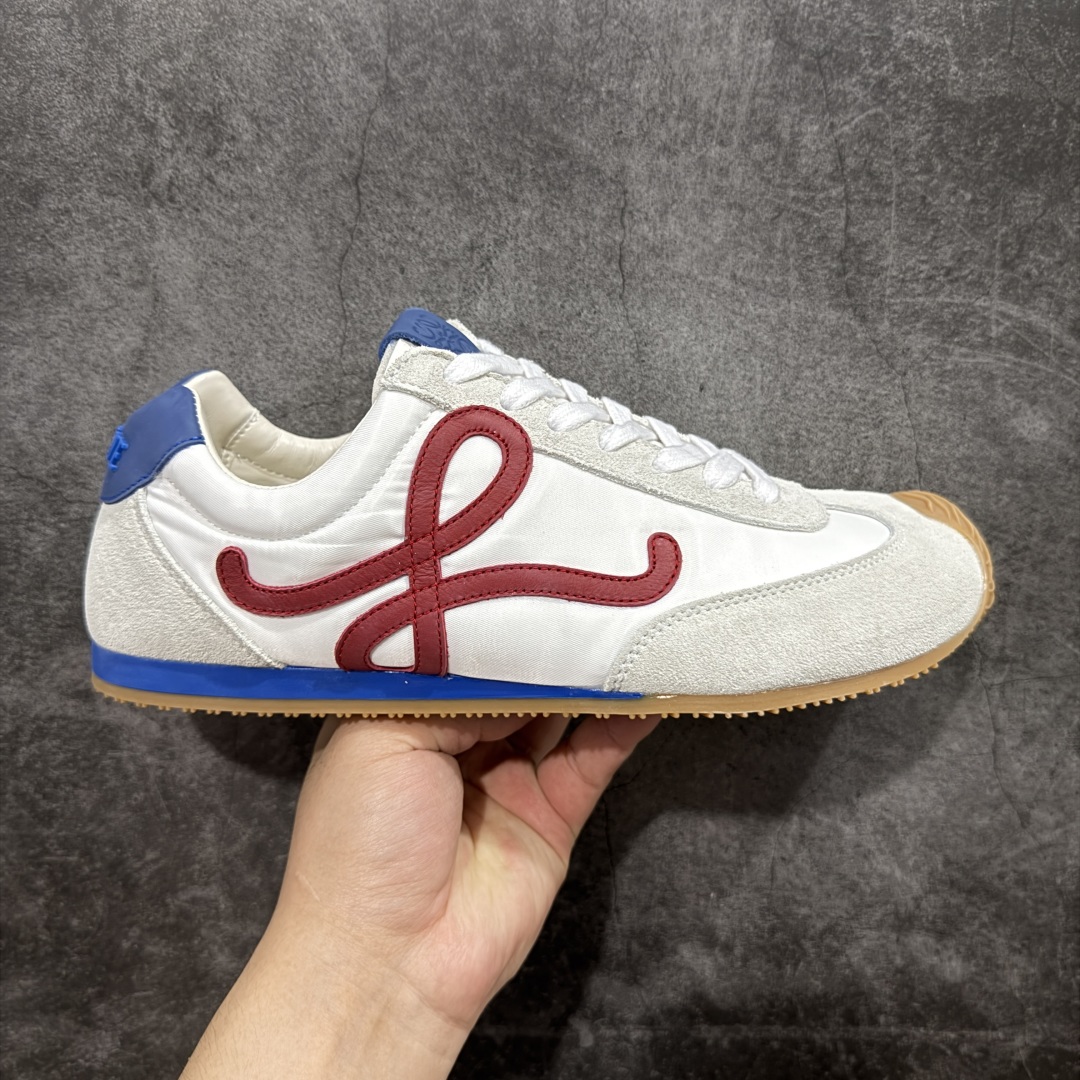 【M纯原】LOEWE 2025 | Ballet Runner 2.0 罗意威新款芭蕾舞鞋拼色德训鞋阿甘鞋 全套原纸板楦头开发 后跟3D注塑橡胶LOEWE徽标 原厂数据大底磨具 进口羊皮内里加鞋垫 磁吸翻盖盒 内配帆布防尘袋 配件齐全 官方一致 原装纸板中底 带采用反绒牛皮革拼接头层皮饰片鞋面材质 鞋身原装高密度防刮防水尼龙面料 不对称鞋头造型 作为LOEWE的标志性设计 超柔软轻便且灵活的鞋底 新的波浪纹理橡胶外底 延伸至鞋头 升级的柔软皮革内衬和鞋床 提供最大舒适感 后跟有3D注塑橡胶徽标 真皮和皮料混搭彰显复古风格 拼色拼接鞋面 非常高级隐藏式小内增高 脚后跟设计新颖 柔软舒适 会被评为年度最舒适的暴走鞋 如履平地 内娱明星杨幂等众多同款上脚 小红书 一系列素材图 极具爆款 尺码:35 36 37 38 39 40 41 42 43 44 45-选品中心