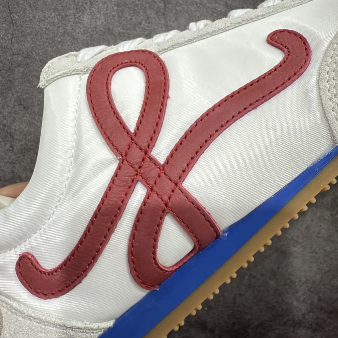 图片[3]-【M纯原】LOEWE 2025 | Ballet Runner 2.0 罗意威新款芭蕾舞鞋拼色德训鞋阿甘鞋 全套原纸板楦头开发 后跟3D注塑橡胶LOEWE徽标 原厂数据大底磨具 进口羊皮内里加鞋垫 磁吸翻盖盒 内配帆布防尘袋 配件齐全 官方一致 原装纸板中底 带采用反绒牛皮革拼接头层皮饰片鞋面材质 鞋身原装高密度防刮防水尼龙面料 不对称鞋头造型 作为LOEWE的标志性设计 超柔软轻便且灵活的鞋底 新的波浪纹理橡胶外底 延伸至鞋头 升级的柔软皮革内衬和鞋床 提供最大舒适感 后跟有3D注塑橡胶徽标 真皮和皮料混搭彰显复古风格 拼色拼接鞋面 非常高级隐藏式小内增高 脚后跟设计新颖 柔软舒适 会被评为年度最舒适的暴走鞋 如履平地 内娱明星杨幂等众多同款上脚 小红书 一系列素材图 极具爆款 尺码：35 36 37 38 39 40 41 42 43 44 45-选品中心