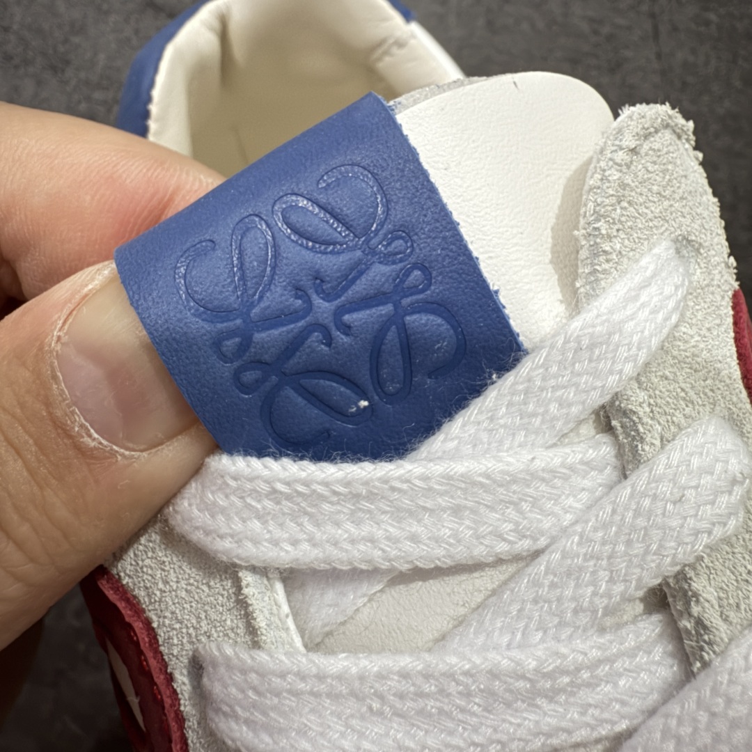 图片[5]-【M纯原】LOEWE 2025 | Ballet Runner 2.0 罗意威新款芭蕾舞鞋拼色德训鞋阿甘鞋 全套原纸板楦头开发 后跟3D注塑橡胶LOEWE徽标 原厂数据大底磨具 进口羊皮内里加鞋垫 磁吸翻盖盒 内配帆布防尘袋 配件齐全 官方一致 原装纸板中底 带采用反绒牛皮革拼接头层皮饰片鞋面材质 鞋身原装高密度防刮防水尼龙面料 不对称鞋头造型 作为LOEWE的标志性设计 超柔软轻便且灵活的鞋底 新的波浪纹理橡胶外底 延伸至鞋头 升级的柔软皮革内衬和鞋床 提供最大舒适感 后跟有3D注塑橡胶徽标 真皮和皮料混搭彰显复古风格 拼色拼接鞋面 非常高级隐藏式小内增高 脚后跟设计新颖 柔软舒适 会被评为年度最舒适的暴走鞋 如履平地 内娱明星杨幂等众多同款上脚 小红书 一系列素材图 极具爆款 尺码：35 36 37 38 39 40 41 42 43 44 45-选品中心