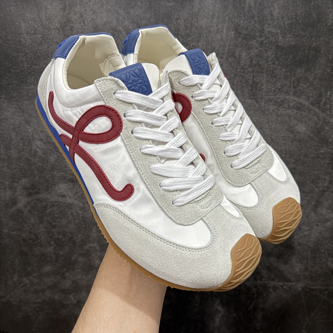 【M纯原】LOEWE 2025 | Ballet Runner 2.0 罗意威新款芭蕾舞鞋拼色德训鞋阿甘鞋 全套原纸板楦头开发 后跟3D注塑橡胶LOEWE徽标 原厂数据大底磨具 进口羊皮内里加鞋垫 磁吸翻盖盒 内配帆布防尘袋 配件齐全 官方一致 原装纸板中底 带采用反绒牛皮革拼接头层皮饰片鞋面材质 鞋身原装高密度防刮防水尼龙面料 不对称鞋头造型 作为LOEWE的标志性设计 超柔软轻便且灵活的鞋底 新的波浪纹理橡胶外底 延伸至鞋头 升级的柔软皮革内衬和鞋床 提供最大舒适感 后跟有3D注塑橡胶徽标 真皮和皮料混搭彰显复古风格 拼色拼接鞋面 非常高级隐藏式小内增高 脚后跟设计新颖 柔软舒适 会被评为年度最舒适的暴走鞋 如履平地 内娱明星杨幂等众多同款上脚 小红书 一系列素材图 极具爆款 尺码:35 36 37 38 39 40 41 42 43 44 45-选品中心
