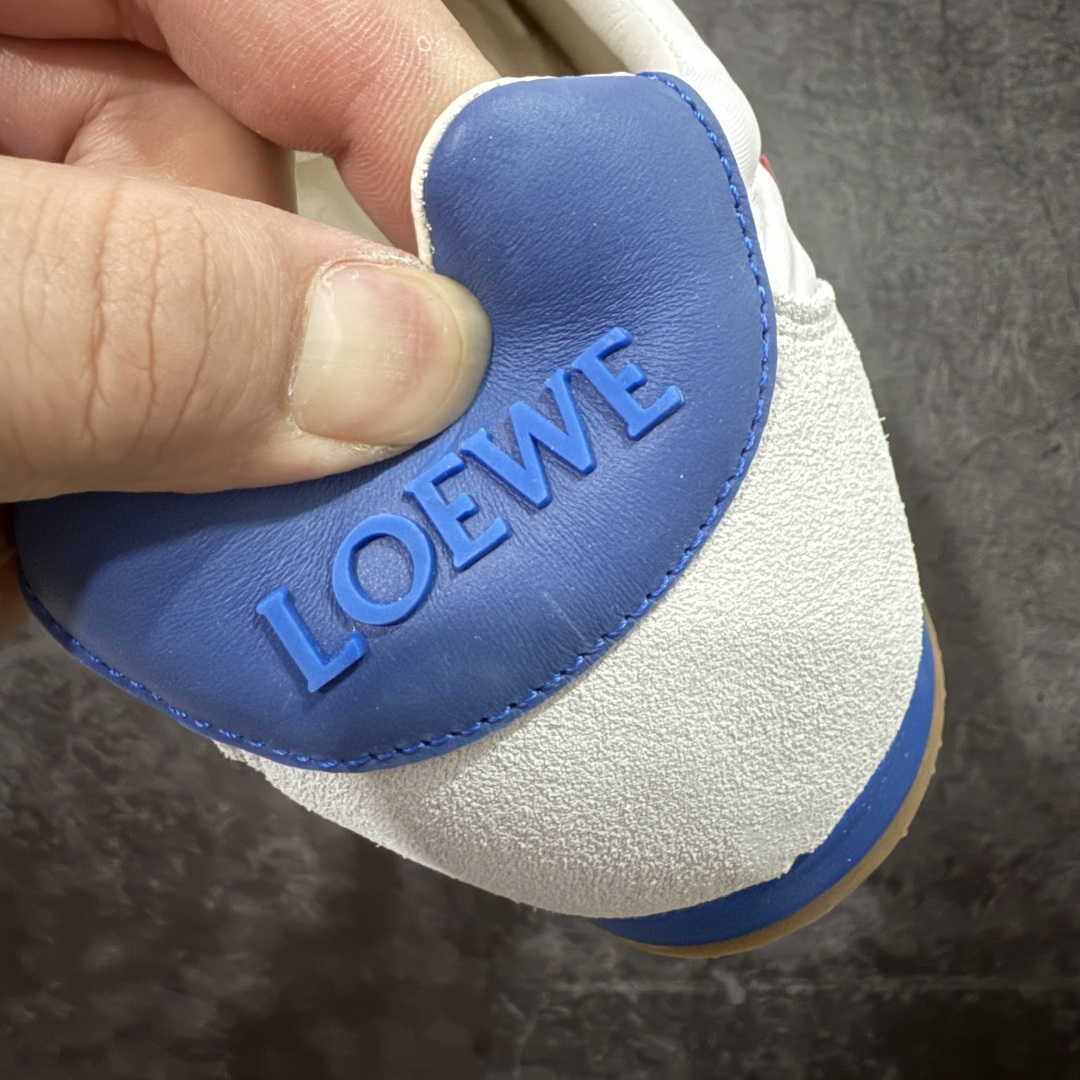 图片[2]-【M纯原】LOEWE 2025 | Ballet Runner 2.0 罗意威新款芭蕾舞鞋拼色德训鞋阿甘鞋 全套原纸板楦头开发 后跟3D注塑橡胶LOEWE徽标 原厂数据大底磨具 进口羊皮内里加鞋垫 磁吸翻盖盒 内配帆布防尘袋 配件齐全 官方一致 原装纸板中底 带采用反绒牛皮革拼接头层皮饰片鞋面材质 鞋身原装高密度防刮防水尼龙面料 不对称鞋头造型 作为LOEWE的标志性设计 超柔软轻便且灵活的鞋底 新的波浪纹理橡胶外底 延伸至鞋头 升级的柔软皮革内衬和鞋床 提供最大舒适感 后跟有3D注塑橡胶徽标 真皮和皮料混搭彰显复古风格 拼色拼接鞋面 非常高级隐藏式小内增高 脚后跟设计新颖 柔软舒适 会被评为年度最舒适的暴走鞋 如履平地 内娱明星杨幂等众多同款上脚 小红书 一系列素材图 极具爆款 尺码：35 36 37 38 39 40 41 42 43 44 45-选品中心